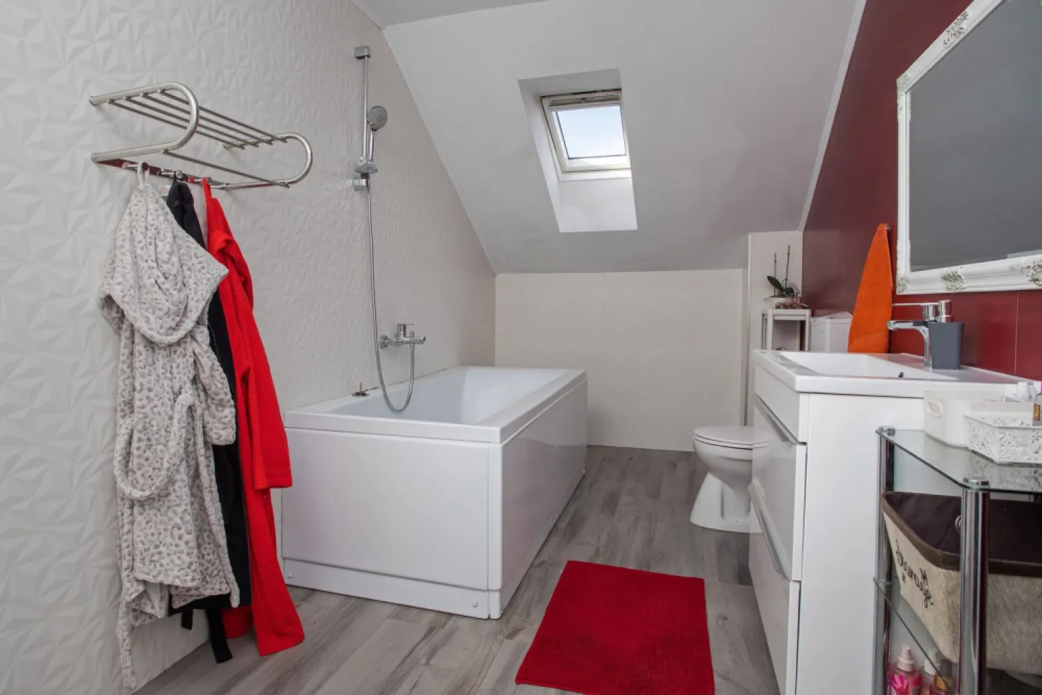 Vilă P+M, Clujului, 190 mp, teren 520 mp, singur în curte. 225 000 E