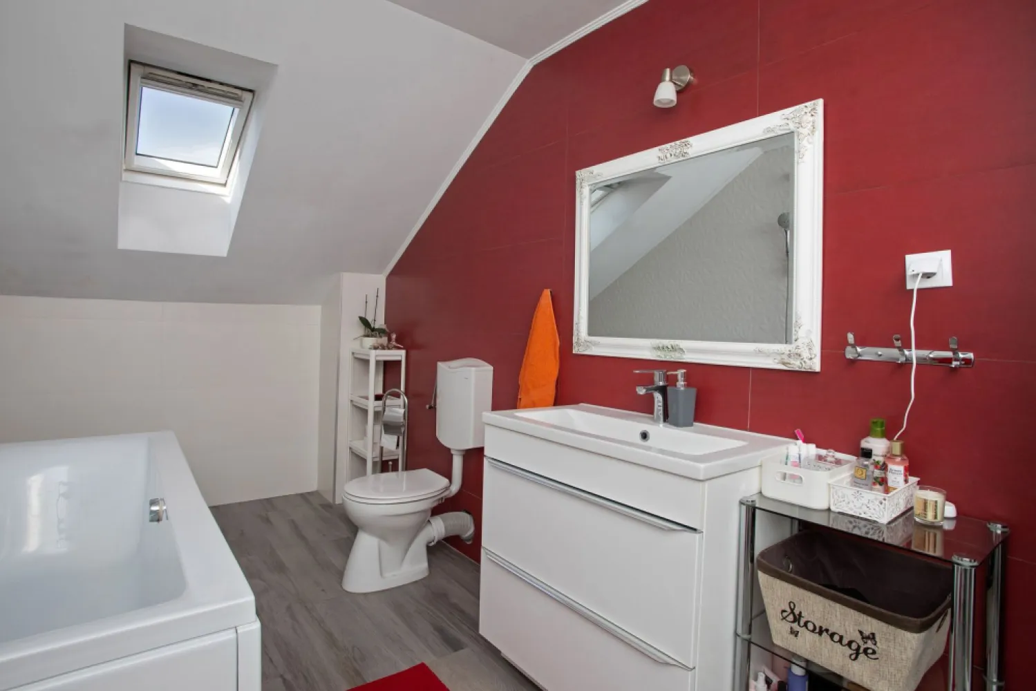 Vilă P+M, Clujului, 190 mp, teren 520 mp, singur în curte. 225 000 E