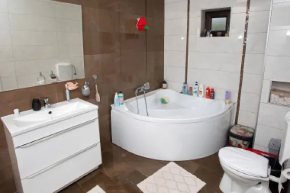 Vilă P+M, Clujului, 190 mp, teren 520 mp, singur în curte. 225 000 E