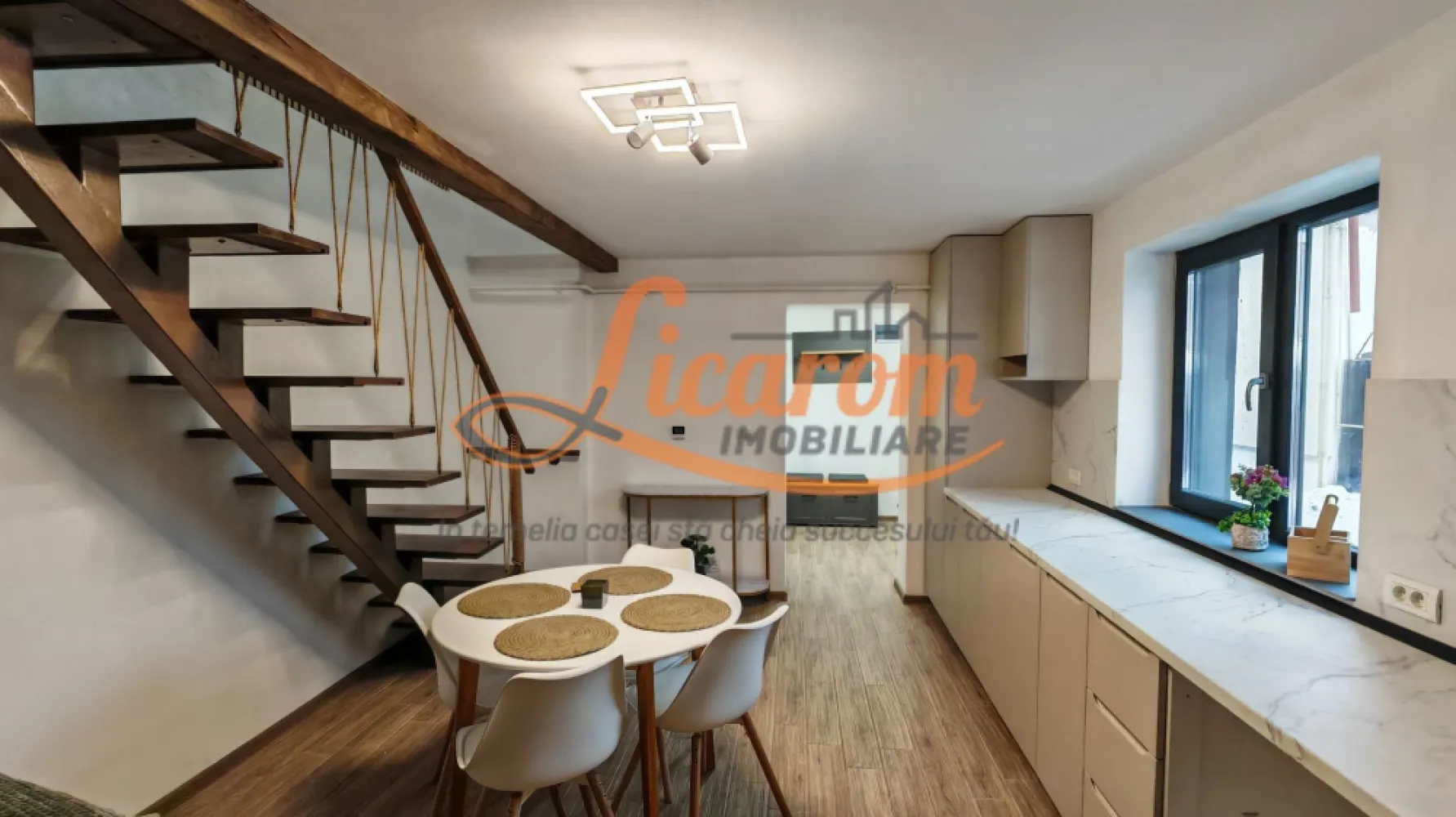 COMISION 0. Corp de casa,Carpatilor intrare in Racadau,P+E,4 camere. - COMISION 0. De ce sa stai la bloc,cand poti sta la casa in Brasov? Licarom Imobiliare propune spre vânzare un corp de casa situat in Astra la intrare in cartierul Racadau str - Carpaților aproape de magazinul Lidl. Imobilul reprezinta o OPORTUNITATE unica pentru investitie sau pentru locuinta personala si este dispus pe Parter și Etaj avand următoarea compoziție: La PARTER este un hol,baie cu aerisire,living comun cu bucătăria și un dormitor; La Etaj sunt 2 dormitoare fiecare cu balcon,hol și o baie cu aerisire.(accesul catre etaj se face pe scara interioara) Imobilul a fost consolidat din fundatie și complet reabilitat( inclusiv termic) în anul 2024-2025,avand toate utilitatile: apa, canalizare, gaz, curent, iar un interior toate instalatiile : sanitare, electrice, termice sunt noi. Interiorul este amenajat modern și cu bun gust,dispune de geamuri termopan,gresie faianță,parchet,încălzirea prin pardoseala fiind realizată cu centrala termica proprie. Mobilierul bucatariei este executat la comanda. Terenul proprietății este în suprafață de aproximativ 1400 mp si se împarte cu încă alți 2 proprietari in acte. Zona dinamica de amplasare a acestei proprietati reprezinta un punct forte avand acces facil la Supermarket-uri,scoli,gradinite,farmacii,etc,dar si la mijloacele de transport RATB ce asigură conectivitate rapidă către centrul orașului sau alte puncte de interes,cum ar fi cartierul Racadau renumit pentru zonele verzi,padure si pentru spatiile de agrement. Gradina,chiar daca este comuna cu inca 2 proprietari,ofera posibilitatea amenajarii unui FOISOR pentru a te bucura de linistea si intimitatea pe care le gasesti cu greu in zona aceasta a orasului, Proprietatea dispune de acces auto,iar imobilul are si o magazie proprie,in suprafata de aproximativ 10 mp,utila pentru depozitare. Proprietatea este LIBERA, DISPONIBILA PENTRU TRANZACTIONARE SI MUTARE IMEDIATA. INVITAM COLEGII LA COLABORARE. Prețul este 228000 euro. Pentru mai multe informații și vizionări,nu ezitați să ne contactați la telefon 0723985424 Consultant imobiliar Liliana și 0741059397 Consultant imobiliar Călin. }}