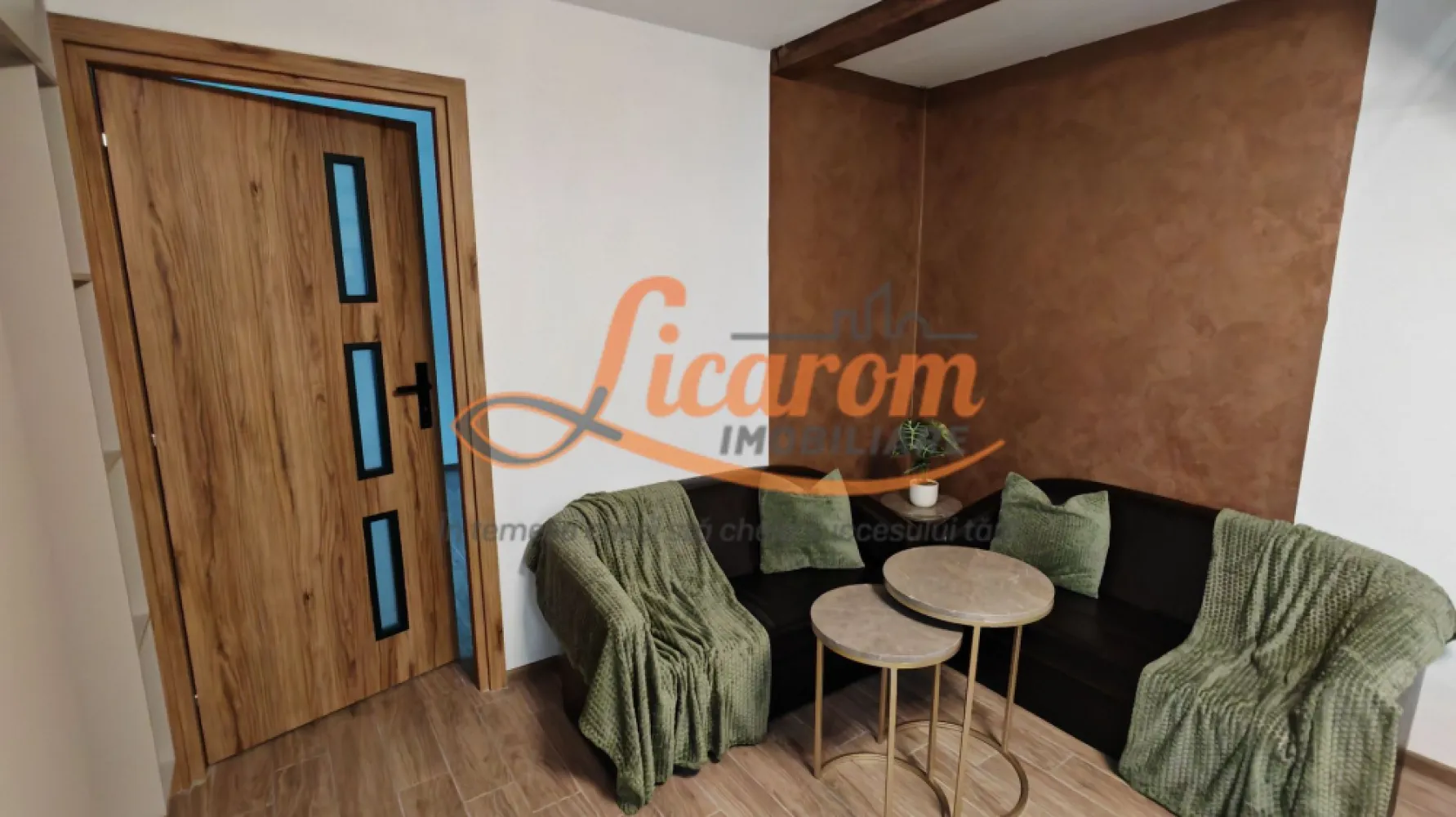 COMISION 0. Corp de casa,Carpatilor intrare in Racadau,P+E,4 camere. - COMISION 0. De ce sa stai la bloc,cand poti sta la casa in Brasov? Licarom Imobiliare propune spre vânzare un corp de casa situat in Astra la intrare in cartierul Racadau str - Carpaților aproape de magazinul Lidl. Imobilul reprezinta o OPORTUNITATE unica pentru investitie sau pentru locuinta personala si este dispus pe Parter și Etaj avand următoarea compoziție: La PARTER este un hol,baie cu aerisire,living comun cu bucătăria și un dormitor; La Etaj sunt 2 dormitoare fiecare cu balcon,hol și o baie cu aerisire.(accesul catre etaj se face pe scara interioara) Imobilul a fost consolidat din fundatie și complet reabilitat( inclusiv termic) în anul 2024-2025,avand toate utilitatile: apa, canalizare, gaz, curent, iar un interior toate instalatiile : sanitare, electrice, termice sunt noi. Interiorul este amenajat modern și cu bun gust,dispune de geamuri termopan,gresie faianță,parchet,încălzirea prin pardoseala fiind realizată cu centrala termica proprie. Mobilierul bucatariei este executat la comanda. Terenul proprietății este în suprafață de aproximativ 1400 mp si se împarte cu încă alți 2 proprietari in acte. Zona dinamica de amplasare a acestei proprietati reprezinta un punct forte avand acces facil la Supermarket-uri,scoli,gradinite,farmacii,etc,dar si la mijloacele de transport RATB ce asigură conectivitate rapidă către centrul orașului sau alte puncte de interes,cum ar fi cartierul Racadau renumit pentru zonele verzi,padure si pentru spatiile de agrement. Gradina,chiar daca este comuna cu inca 2 proprietari,ofera posibilitatea amenajarii unui FOISOR pentru a te bucura de linistea si intimitatea pe care le gasesti cu greu in zona aceasta a orasului, Proprietatea dispune de acces auto,iar imobilul are si o magazie proprie,in suprafata de aproximativ 10 mp,utila pentru depozitare. Proprietatea este LIBERA, DISPONIBILA PENTRU TRANZACTIONARE SI MUTARE IMEDIATA. INVITAM COLEGII LA COLABORARE. Prețul este 228000 euro. Pentru mai multe informații și vizionări,nu ezitați să ne contactați la telefon 0723985424 Consultant imobiliar Liliana și 0741059397 Consultant imobiliar Călin. }}