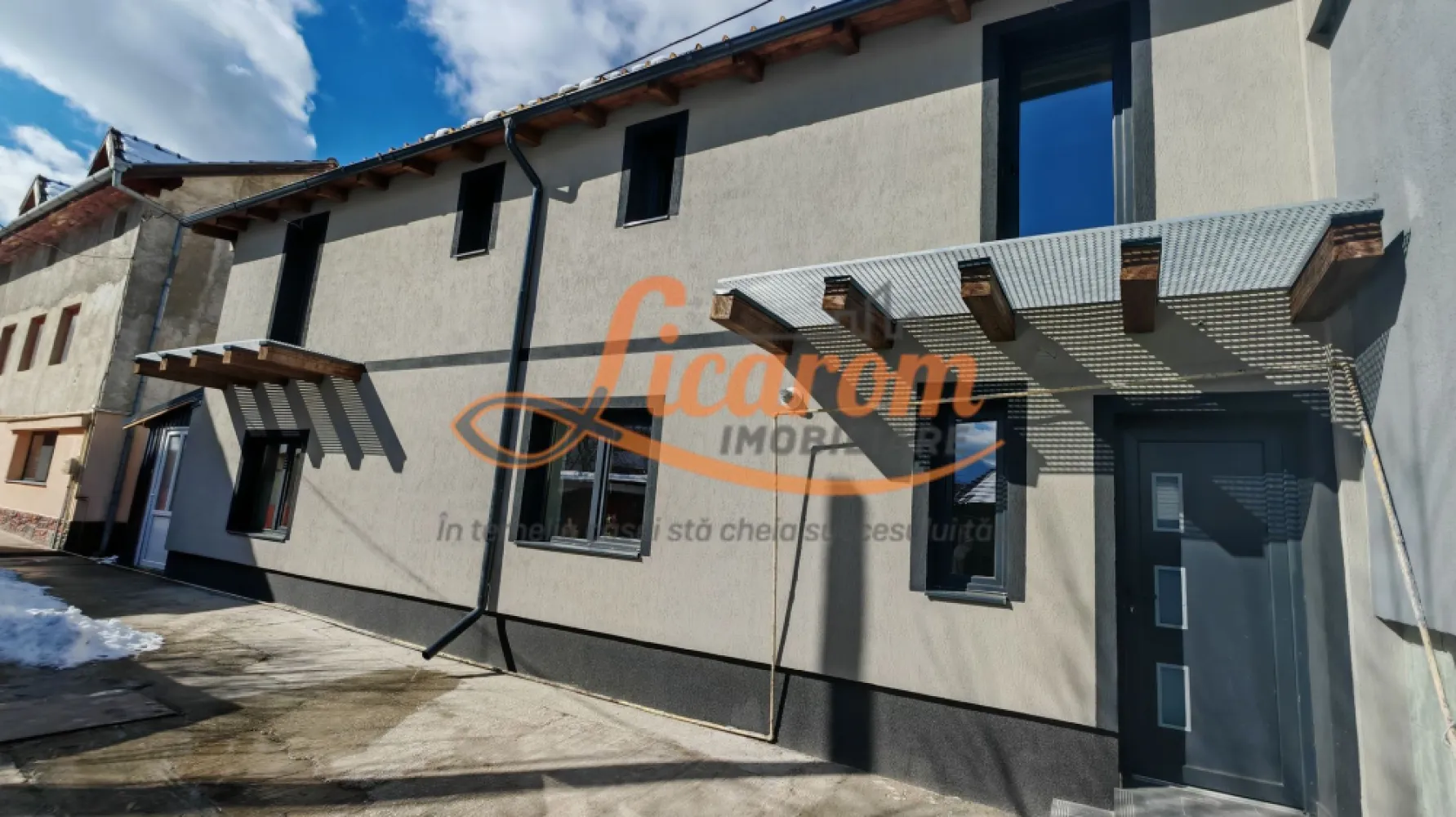 COMISION 0. Corp de casa,Carpatilor intrare in Racadau,P+E,4 camere. - COMISION 0. De ce sa stai la bloc,cand poti sta la casa in Brasov? Licarom Imobiliare propune spre vânzare un corp de casa situat in Astra la intrare in cartierul Racadau str - Carpaților aproape de magazinul Lidl. Imobilul reprezinta o OPORTUNITATE unica pentru investitie sau pentru locuinta personala si este dispus pe Parter și Etaj avand următoarea compoziție: La PARTER este un hol,baie cu aerisire,living comun cu bucătăria și un dormitor; La Etaj sunt 2 dormitoare fiecare cu balcon,hol și o baie cu aerisire.(accesul catre etaj se face pe scara interioara) Imobilul a fost consolidat din fundatie și complet reabilitat( inclusiv termic) în anul 2024-2025,avand toate utilitatile: apa, canalizare, gaz, curent, iar un interior toate instalatiile : sanitare, electrice, termice sunt noi. Interiorul este amenajat modern și cu bun gust,dispune de geamuri termopan,gresie faianță,parchet,încălzirea prin pardoseala fiind realizată cu centrala termica proprie. Mobilierul bucatariei este executat la comanda. Terenul proprietății este în suprafață de aproximativ 1400 mp si se împarte cu încă alți 2 proprietari in acte. Zona dinamica de amplasare a acestei proprietati reprezinta un punct forte avand acces facil la Supermarket-uri,scoli,gradinite,farmacii,etc,dar si la mijloacele de transport RATB ce asigură conectivitate rapidă către centrul orașului sau alte puncte de interes,cum ar fi cartierul Racadau renumit pentru zonele verzi,padure si pentru spatiile de agrement. Gradina,chiar daca este comuna cu inca 2 proprietari,ofera posibilitatea amenajarii unui FOISOR pentru a te bucura de linistea si intimitatea pe care le gasesti cu greu in zona aceasta a orasului, Proprietatea dispune de acces auto,iar imobilul are si o magazie proprie,in suprafata de aproximativ 10 mp,utila pentru depozitare. Proprietatea este LIBERA, DISPONIBILA PENTRU TRANZACTIONARE SI MUTARE IMEDIATA. INVITAM COLEGII LA COLABORARE. Prețul este 228000 euro. Pentru mai multe informații și vizionări,nu ezitați să ne contactați la telefon 0723985424 Consultant imobiliar Liliana și 0741059397 Consultant imobiliar Călin. }}