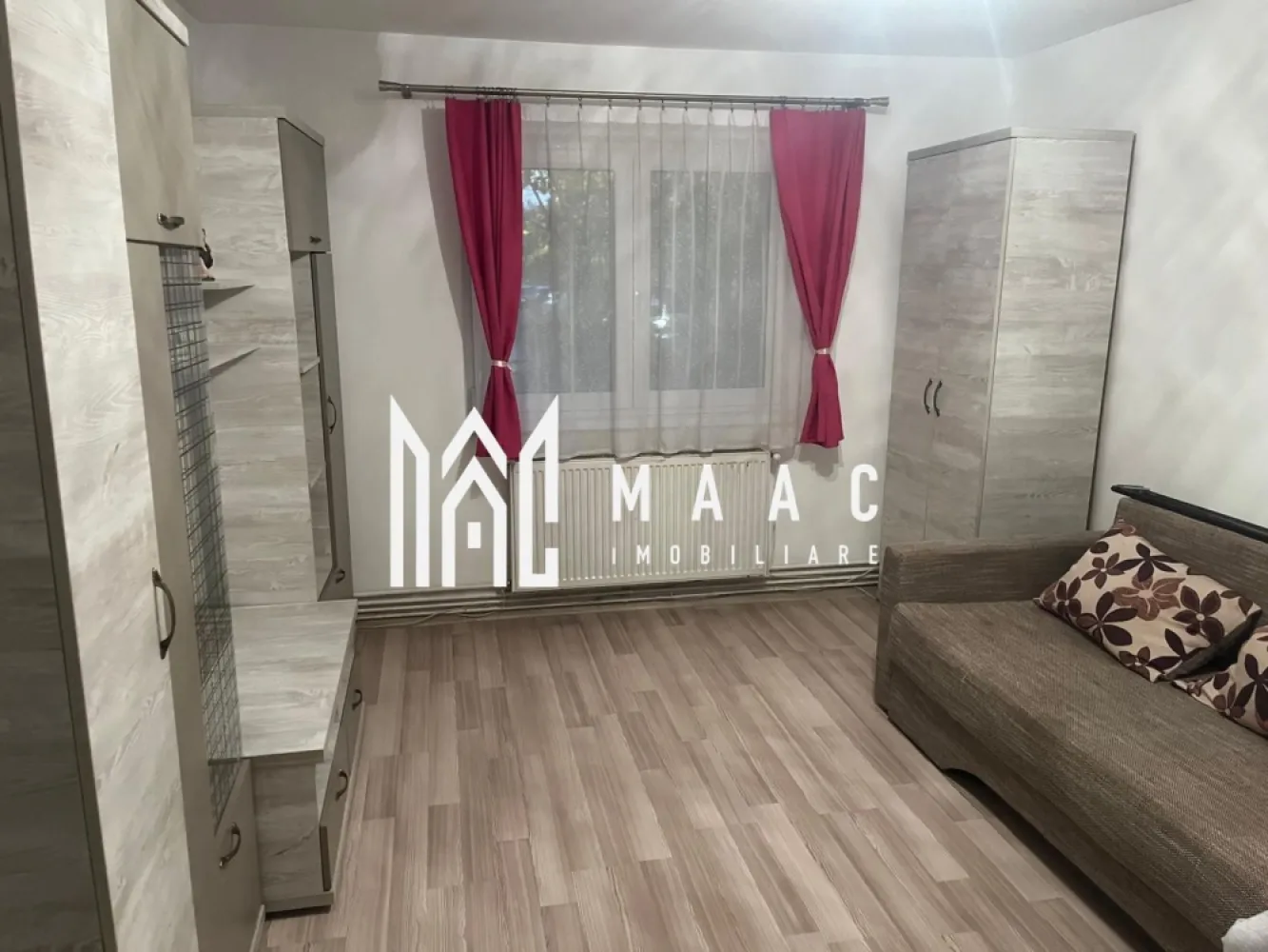 Apartament | Brașov | 47 MPU - MAAC Imobiliare vă oferă spre vânzare un apartament cu 2 camere, amplasat la parterul unui bloc cu 4 etaje, situat în zona Astra. Locuința are o compartimentare semi-decomandată: accesul se face printr-un hol, din care se intră în bucătăria și în sufrageria complet mobilată. Dintr-un al doilea hol se realizează accesul către baie și dormitor. Apartamentul a fost complet renovat în anul 2020, beneficiind de mobilier nou și instalații electrice noi. Scara blocului a fost recent zugrăvită, în cursul anului 2025, iar la subsol proprietatea dispune de o boxă pentru depozitare. În apropiere se află mai multe supermarket-uri, cabinete medicale și parcuri pentru copii. Pentru mai multe detalii, menționați ID:CP2804920 }}