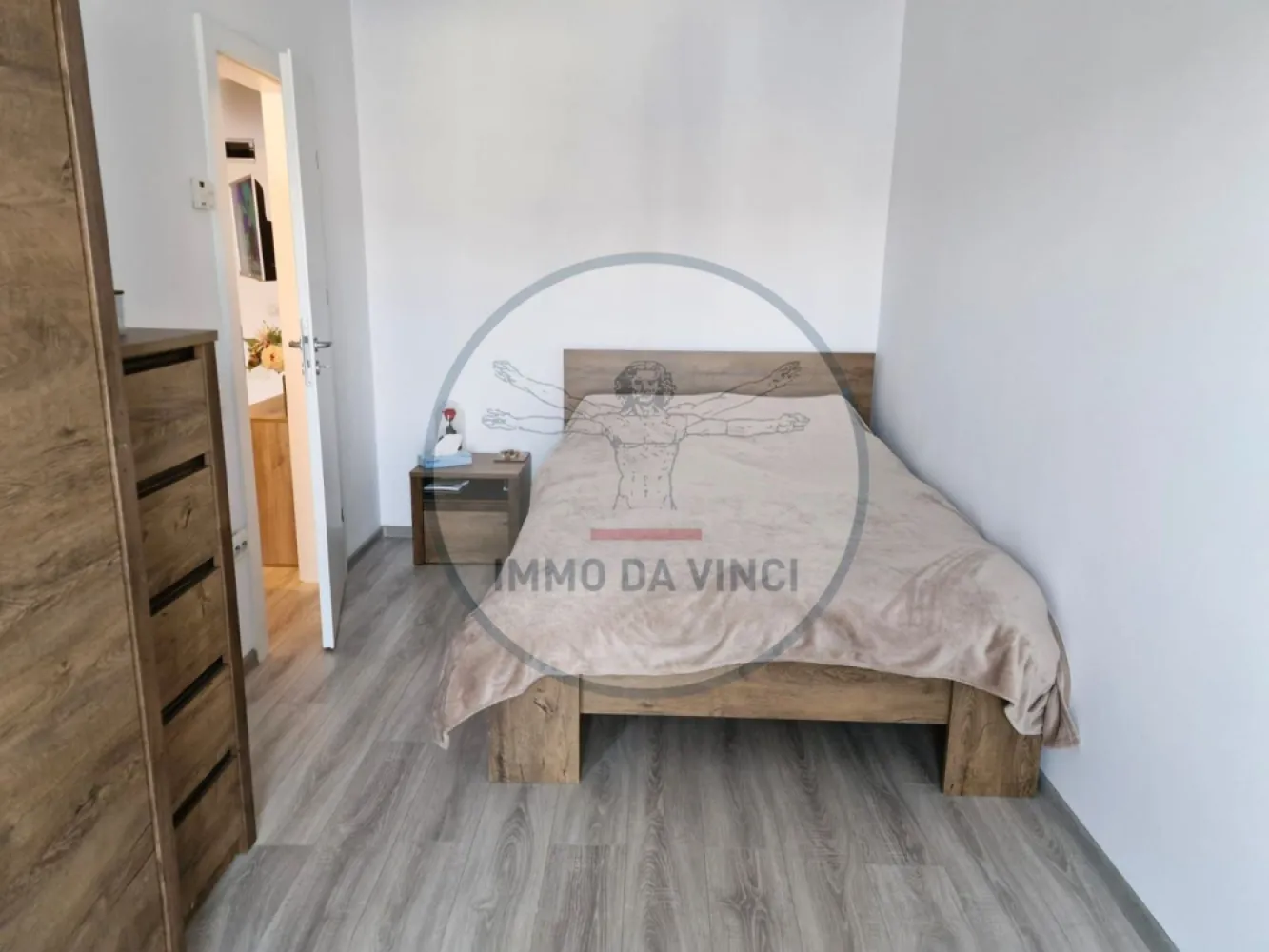 Apartament 2 camere Zona Fabricii/Kaufland Marasti - 🏡 Vând apartament 2 camere – Modern & Complet utilat – Fabricii/Kaufland Mărăști 📍 Locație excelentă: Strada Fabricii, zona Kaufland Mărăști 🏢 Etaj: 5/7, cu lift 📐 Suprafață utilă: 41 mp + 7 mp balcon generos 🚗 Parcare subterană inclusă 🛋️ Complet mobilat & utilat – Gata de mutat! Detalii apartament: 🛏️ Dormitor confortabil 🛋️ Living open-space – spațios și luminos, perfect pentru relaxare 🍽️ Bucătărie complet echipată – electrocasnice moderne 🛁 Baie elegantă cu finisaje de calitate 🌇 Balcon spațios – ideal pentru cafeaua de dimineață sau relaxare 🔒 Acces securizat în bloc, lift modern Avantaje & Facilități: ✔️ Parcare subterană – loc rezervat, inclus în preț ✔️ Mobilier modern și electrocasnice incluse ✔️ Izolație termică – costuri mici la întreținere ✔️ Poziție excelentă: 2 min de Kaufland Aproape de mijloace de transport Acces rapid către centrul orașului Magazine, restaurante, școli și parcuri în apropiere ✨ Ideal pentru cupluri, tineri profesioniști sau ca investiție (se închiriază ușor)! 📞 Contact direct proprietar: 0756 935 933 📸 Poze suplimentare și detalii la cerere! }}