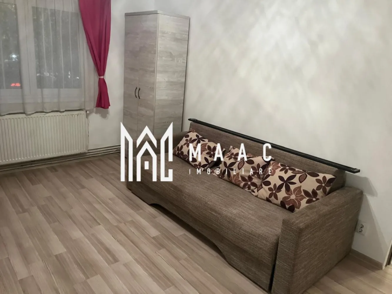 Apartament | Brașov | 47 MPU - MAAC Imobiliare vă oferă spre vânzare un apartament cu 2 camere, amplasat la parterul unui bloc cu 4 etaje, situat în zona Astra. Locuința are o compartimentare semi-decomandată: accesul se face printr-un hol, din care se intră în bucătăria și în sufrageria complet mobilată. Dintr-un al doilea hol se realizează accesul către baie și dormitor. Apartamentul a fost complet renovat în anul 2020, beneficiind de mobilier nou și instalații electrice noi. Scara blocului a fost recent zugrăvită, în cursul anului 2025, iar la subsol proprietatea dispune de o boxă pentru depozitare. În apropiere se află mai multe supermarket-uri, cabinete medicale și parcuri pentru copii. Pentru mai multe detalii, menționați ID:CP2804920 }}
