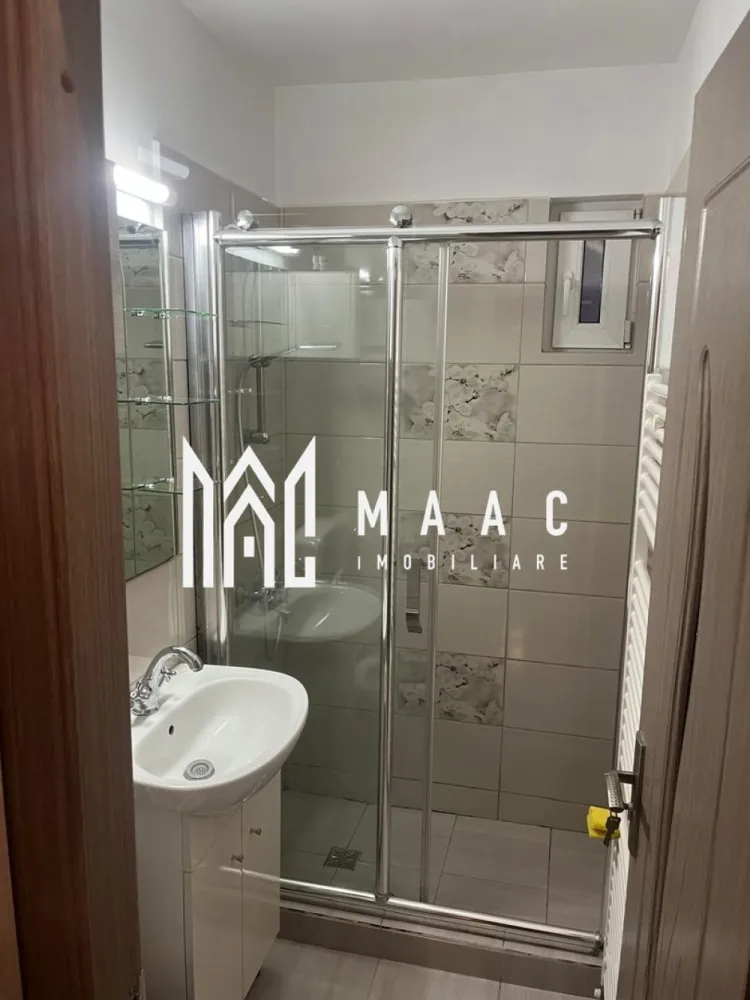 Apartament | Brașov | 47 MPU - MAAC Imobiliare vă oferă spre vânzare un apartament cu 2 camere, amplasat la parterul unui bloc cu 4 etaje, situat în zona Astra. Locuința are o compartimentare semi-decomandată: accesul se face printr-un hol, din care se intră în bucătăria și în sufrageria complet mobilată. Dintr-un al doilea hol se realizează accesul către baie și dormitor. Apartamentul a fost complet renovat în anul 2020, beneficiind de mobilier nou și instalații electrice noi. Scara blocului a fost recent zugrăvită, în cursul anului 2025, iar la subsol proprietatea dispune de o boxă pentru depozitare. În apropiere se află mai multe supermarket-uri, cabinete medicale și parcuri pentru copii. Pentru mai multe detalii, menționați ID:CP2804920 }}