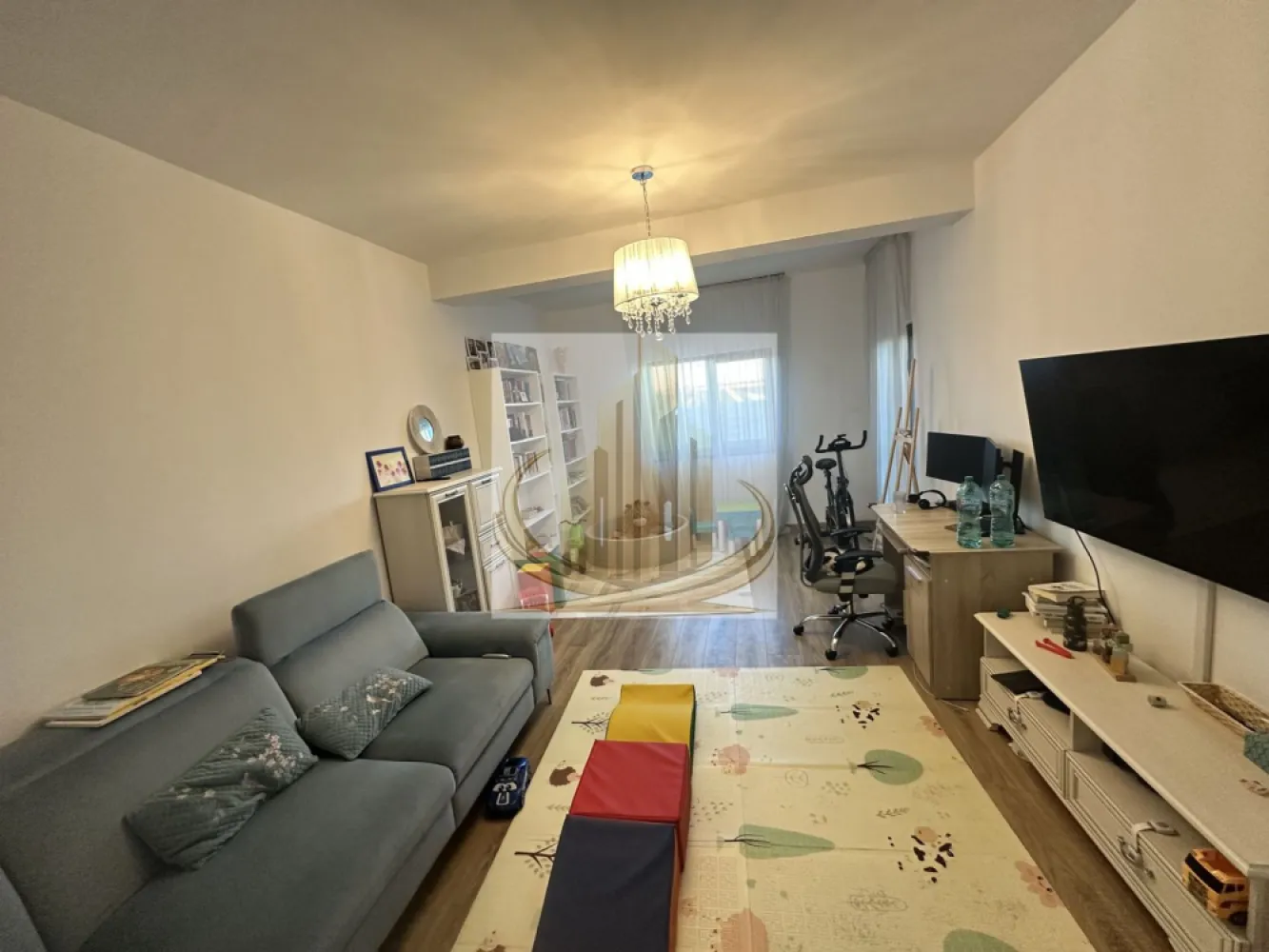 Duplex Dumbrăvița 5 camere 300 mp teren - Duplex modern în Dumbrăvița, zonă liniștită, aproape de Socar Reprezentare exclusivă – Grand Mobilis Imobiliare Grand Mobilis Imobiliare vă propune spre vânzare o jumătate de duplex situată într-o zonă excelentă din Dumbrăvița, ideală pentru o familie care își dorește confort, spațiu și acces rapid la facilități. Imobilul are o suprafață utilă de 130 mp și un teren de 300 mp. Compartimentarea este eficientă și bine gândită. La parter regăsim un living spațios, o bucătărie închisă, un birou sau dormitor, o baie, o cameră tehnică și o terasă acoperită. La etaj sunt trei dormitoare, două băi, dintre care una poate fi transformată în dressing, precum și acces către pod. Construcția este realizată din cărămidă Porotherm și beneficiază de izolație exterioară de 10 cm. Proprietatea dispune de încălzire în pardoseală, aer condiționat de 24.000 BTU și două terase acoperite. Sunt disponibile toate utilitățile: gaz, curent, apă, canalizare și fibră optică. Accesul se face pe stradă asfaltată. Locația este foarte bună, la aproximativ 600 de metri de magazine și benzinărie, la 10 minute de mers pe jos până la pădure și lac și la aproximativ 15 minute de parc, primărie și farmacii. Imobilul se vinde parțial mobilat sau nemobilat, în funcție de preferințe. Proprietatea este spațioasă, bine poziționată și pregătită pentru mutare imediată. Pentru detalii și programări vizionări, sunați la: (telefon) Grand Mobilis Imobiliare Consultanță profesionistă. Rezultate reale. ID Intern CP3017805 }}