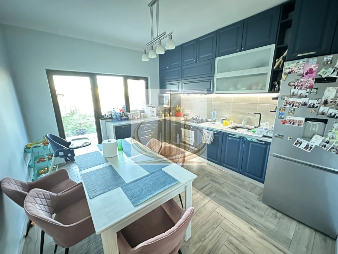 Duplex Dumbrăvița 5 camere 300 mp teren - Duplex modern în Dumbrăvița, zonă liniștită, aproape de Socar Reprezentare exclusivă – Grand Mobilis Imobiliare Grand Mobilis Imobiliare vă propune spre vânzare o jumătate de duplex situată într-o zonă excelentă din Dumbrăvița, ideală pentru o familie care își dorește confort, spațiu și acces rapid la facilități. Imobilul are o suprafață utilă de 130 mp și un teren de 300 mp. Compartimentarea este eficientă și bine gândită. La parter regăsim un living spațios, o bucătărie închisă, un birou sau dormitor, o baie, o cameră tehnică și o terasă acoperită. La etaj sunt trei dormitoare, două băi, dintre care una poate fi transformată în dressing, precum și acces către pod. Construcția este realizată din cărămidă Porotherm și beneficiază de izolație exterioară de 10 cm. Proprietatea dispune de încălzire în pardoseală, aer condiționat de 24.000 BTU și două terase acoperite. Sunt disponibile toate utilitățile: gaz, curent, apă, canalizare și fibră optică. Accesul se face pe stradă asfaltată. Locația este foarte bună, la aproximativ 600 de metri de magazine și benzinărie, la 10 minute de mers pe jos până la pădure și lac și la aproximativ 15 minute de parc, primărie și farmacii. Imobilul se vinde parțial mobilat sau nemobilat, în funcție de preferințe. Proprietatea este spațioasă, bine poziționată și pregătită pentru mutare imediată. Pentru detalii și programări vizionări, sunați la: (telefon) Grand Mobilis Imobiliare Consultanță profesionistă. Rezultate reale. ID Intern CP3017805 }}