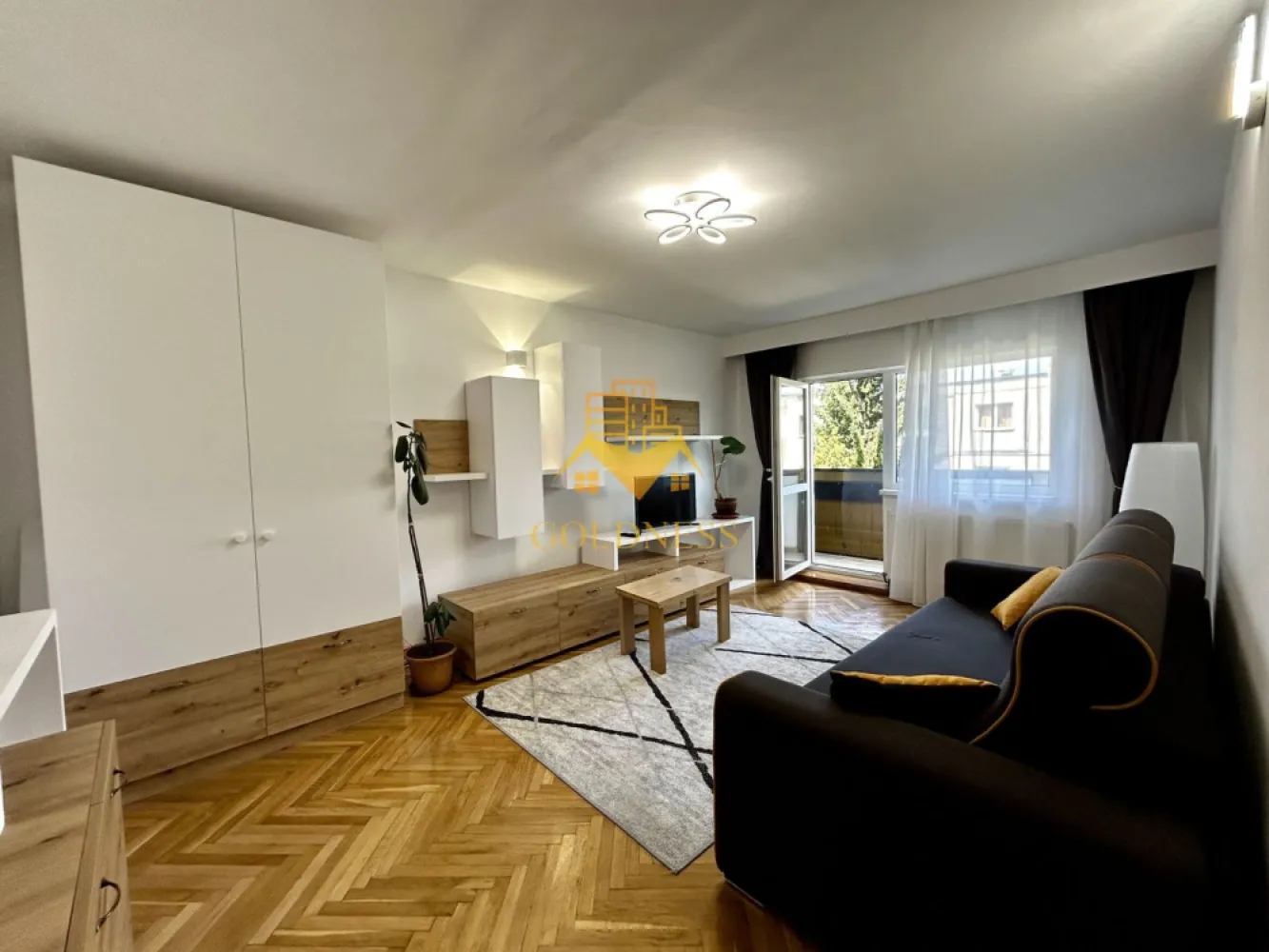3 camere decomandate, UMF, USAMV, Regina Maria, Louis Pasteur, Zorilor - GOLDNESS Imobiliare vă propune spre închiriere un apartament cu 3 camere decomandate, complet mobilat și utilat, la etajul 3 într-un imobil de 4 etaje, în cartierul Zorilor
Este posibilitare de in zona!
Apartamentul este compartimentat astfel:
 - un dormitor cu pat matrimonial, dressing, noptiere.
 - doua dormitoare cu canapele extensibile, dulapuri, birouri, comoda tv
 - 2 bai, una cu casa si una cu dus portabil, calorifer port prosop inox și dulap pentru depozitare.
 - bucătăria complet utilată si mobilata, loc de servit masa,
 - balcon de 5 mp.
 
Imobilul este dotat cu toate cele necesare- centrală proprie, frigider, aragaz, hotă, mașină de spălat haine si vase, etc. 

Dacă sunteți interesați de acest apartament și doriți să îl vizionați, dar și pentru alte oferte nu ezitați să ne contactați telefonic sau prin e-mail. Vă stăm la dispoziție!
Pentru intermediere se percepe un comision de 50% din prețul chiriei!