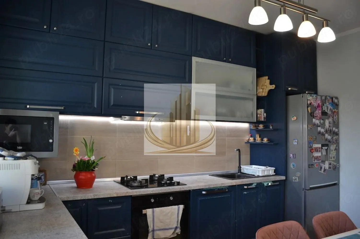 Duplex Dumbrăvița 5 camere 300 mp teren - Duplex modern în Dumbrăvița, zonă liniștită, aproape de Socar Reprezentare exclusivă – Grand Mobilis Imobiliare Grand Mobilis Imobiliare vă propune spre vânzare o jumătate de duplex situată într-o zonă excelentă din Dumbrăvița, ideală pentru o familie care își dorește confort, spațiu și acces rapid la facilități. Imobilul are o suprafață utilă de 130 mp și un teren de 300 mp. Compartimentarea este eficientă și bine gândită. La parter regăsim un living spațios, o bucătărie închisă, un birou sau dormitor, o baie, o cameră tehnică și o terasă acoperită. La etaj sunt trei dormitoare, două băi, dintre care una poate fi transformată în dressing, precum și acces către pod. Construcția este realizată din cărămidă Porotherm și beneficiază de izolație exterioară de 10 cm. Proprietatea dispune de încălzire în pardoseală, aer condiționat de 24.000 BTU și două terase acoperite. Sunt disponibile toate utilitățile: gaz, curent, apă, canalizare și fibră optică. Accesul se face pe stradă asfaltată. Locația este foarte bună, la aproximativ 600 de metri de magazine și benzinărie, la 10 minute de mers pe jos până la pădure și lac și la aproximativ 15 minute de parc, primărie și farmacii. Imobilul se vinde parțial mobilat sau nemobilat, în funcție de preferințe. Proprietatea este spațioasă, bine poziționată și pregătită pentru mutare imediată. Pentru detalii și programări vizionări, sunați la: (telefon) Grand Mobilis Imobiliare Consultanță profesionistă. Rezultate reale. ID Intern CP3017805 }}