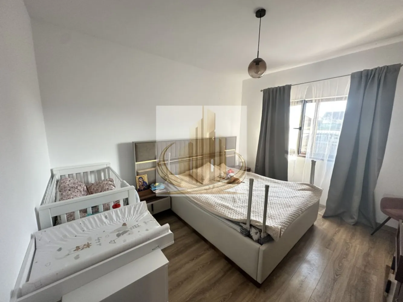 Duplex Dumbrăvița 5 camere 300 mp teren - Duplex modern în Dumbrăvița, zonă liniștită, aproape de Socar Reprezentare exclusivă – Grand Mobilis Imobiliare Grand Mobilis Imobiliare vă propune spre vânzare o jumătate de duplex situată într-o zonă excelentă din Dumbrăvița, ideală pentru o familie care își dorește confort, spațiu și acces rapid la facilități. Imobilul are o suprafață utilă de 130 mp și un teren de 300 mp. Compartimentarea este eficientă și bine gândită. La parter regăsim un living spațios, o bucătărie închisă, un birou sau dormitor, o baie, o cameră tehnică și o terasă acoperită. La etaj sunt trei dormitoare, două băi, dintre care una poate fi transformată în dressing, precum și acces către pod. Construcția este realizată din cărămidă Porotherm și beneficiază de izolație exterioară de 10 cm. Proprietatea dispune de încălzire în pardoseală, aer condiționat de 24.000 BTU și două terase acoperite. Sunt disponibile toate utilitățile: gaz, curent, apă, canalizare și fibră optică. Accesul se face pe stradă asfaltată. Locația este foarte bună, la aproximativ 600 de metri de magazine și benzinărie, la 10 minute de mers pe jos până la pădure și lac și la aproximativ 15 minute de parc, primărie și farmacii. Imobilul se vinde parțial mobilat sau nemobilat, în funcție de preferințe. Proprietatea este spațioasă, bine poziționată și pregătită pentru mutare imediată. Pentru detalii și programări vizionări, sunați la: (telefon) Grand Mobilis Imobiliare Consultanță profesionistă. Rezultate reale. ID Intern CP3017805 }}