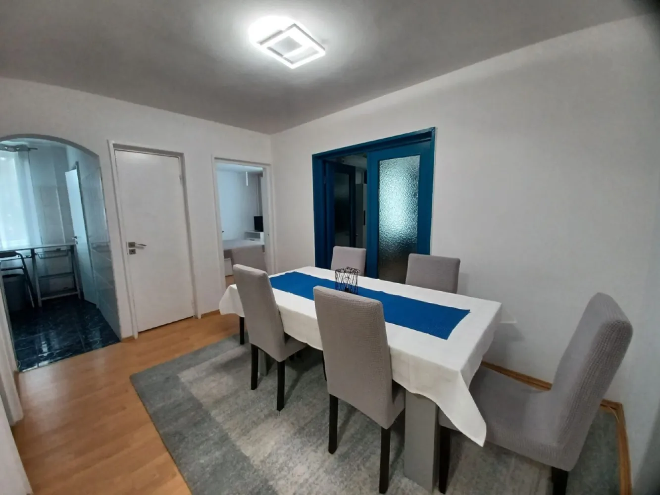 Chirie, 2 dormitoare, str. Sovata. 400 E/lună negociabil. Comision 0. - De inchiriat: apartament cu 2 dormitoare, 3 camere, renovat, zugravit recent, complet mobilat si utilat, parter, str Sovata. 400 Euro/luna negociabil. Comision 0. Apartamentul este extrem de spatios si luminos, suprafata utila aprox 80 mp (incluzand balconul). Are vedere spre un mic spatiu verde si spre Cris si acces direct spre 2 locuri de joaca pentru copii si spre promenada amenajata pe malul Crisului. Este situat in imediata apropiere a podului Sovata. Are urmatoarea configuratie: bucatarie complet utilata (include 2 debarale pentru depozitare), baie cu vana, loc de luat masa generos (aprox 11 mp, poate functiona si ca living), living propriu zis cu acces pe balcon, 2 dormitoare (1 cu acces pe balcon). Apartamentul este potrivit pentru o familie cu copii datorita zonei linistite si configurratiei. Se inchiriaza pe termen lung. Se solicita garantie. Contact: 0751 254 234 - Flavius Bunoiu }}