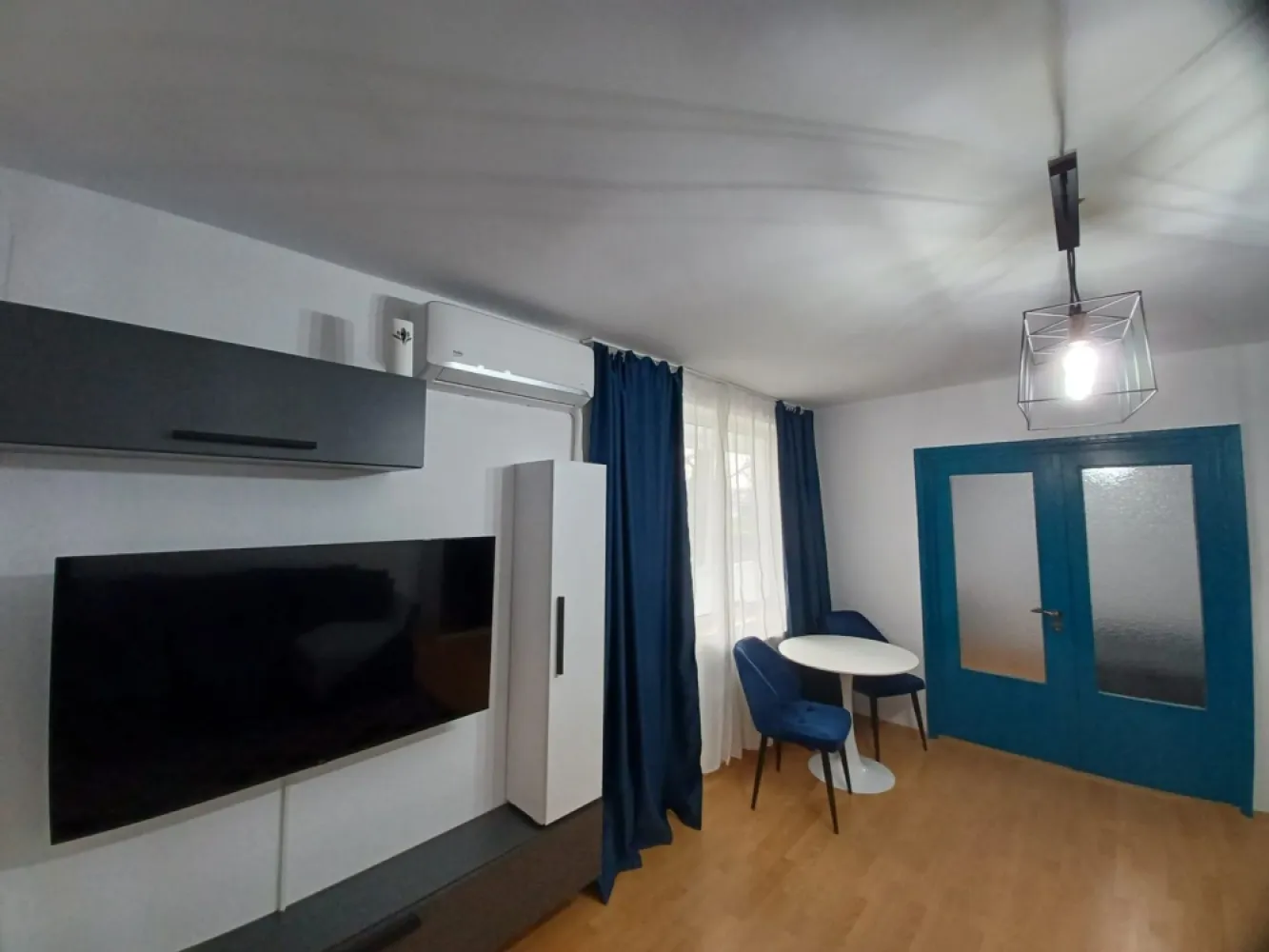 Chirie, 2 dormitoare, str. Sovata. 400 E/lună negociabil. Comision 0. - De inchiriat: apartament cu 2 dormitoare, 3 camere, renovat, zugravit recent, complet mobilat si utilat, parter, str Sovata. 400 Euro/luna negociabil. Comision 0. Apartamentul este extrem de spatios si luminos, suprafata utila aprox 80 mp (incluzand balconul). Are vedere spre un mic spatiu verde si spre Cris si acces direct spre 2 locuri de joaca pentru copii si spre promenada amenajata pe malul Crisului. Este situat in imediata apropiere a podului Sovata. Are urmatoarea configuratie: bucatarie complet utilata (include 2 debarale pentru depozitare), baie cu vana, loc de luat masa generos (aprox 11 mp, poate functiona si ca living), living propriu zis cu acces pe balcon, 2 dormitoare (1 cu acces pe balcon). Apartamentul este potrivit pentru o familie cu copii datorita zonei linistite si configurratiei. Se inchiriaza pe termen lung. Se solicita garantie. Contact: 0751 254 234 - Flavius Bunoiu }}