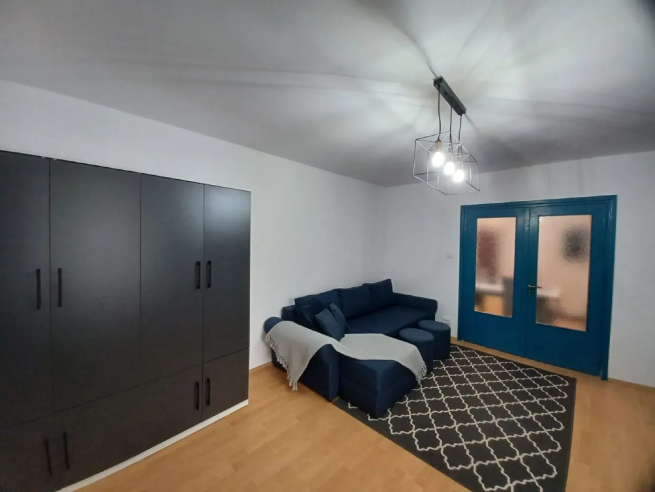 Chirie, 2 dormitoare, str. Sovata. 400 E/lună negociabil. Comision 0. - De inchiriat: apartament cu 2 dormitoare, 3 camere, renovat, zugravit recent, complet mobilat si utilat, parter, str Sovata. 400 Euro/luna negociabil. Comision 0. Apartamentul este extrem de spatios si luminos, suprafata utila aprox 80 mp (incluzand balconul). Are vedere spre un mic spatiu verde si spre Cris si acces direct spre 2 locuri de joaca pentru copii si spre promenada amenajata pe malul Crisului. Este situat in imediata apropiere a podului Sovata. Are urmatoarea configuratie: bucatarie complet utilata (include 2 debarale pentru depozitare), baie cu vana, loc de luat masa generos (aprox 11 mp, poate functiona si ca living), living propriu zis cu acces pe balcon, 2 dormitoare (1 cu acces pe balcon). Apartamentul este potrivit pentru o familie cu copii datorita zonei linistite si configurratiei. Se inchiriaza pe termen lung. Se solicita garantie. Contact: 0751 254 234 - Flavius Bunoiu }}