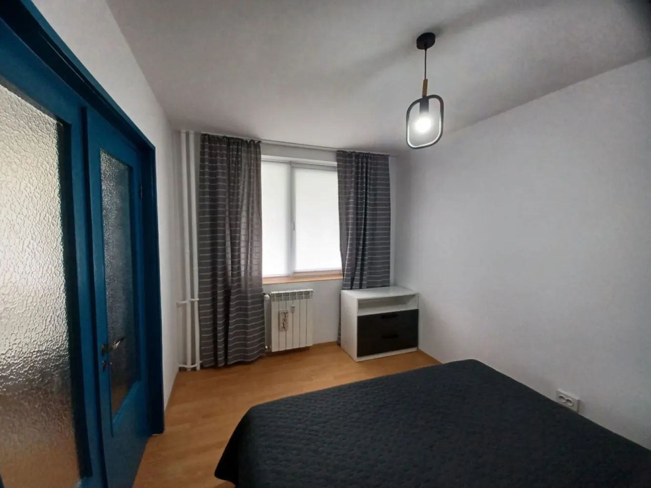 Chirie, 2 dormitoare, str. Sovata. 400 E/lună negociabil. Comision 0. - De inchiriat: apartament cu 2 dormitoare, 3 camere, renovat, zugravit recent, complet mobilat si utilat, parter, str Sovata. 400 Euro/luna negociabil. Comision 0. Apartamentul este extrem de spatios si luminos, suprafata utila aprox 80 mp (incluzand balconul). Are vedere spre un mic spatiu verde si spre Cris si acces direct spre 2 locuri de joaca pentru copii si spre promenada amenajata pe malul Crisului. Este situat in imediata apropiere a podului Sovata. Are urmatoarea configuratie: bucatarie complet utilata (include 2 debarale pentru depozitare), baie cu vana, loc de luat masa generos (aprox 11 mp, poate functiona si ca living), living propriu zis cu acces pe balcon, 2 dormitoare (1 cu acces pe balcon). Apartamentul este potrivit pentru o familie cu copii datorita zonei linistite si configurratiei. Se inchiriaza pe termen lung. Se solicita garantie. Contact: 0751 254 234 - Flavius Bunoiu }}