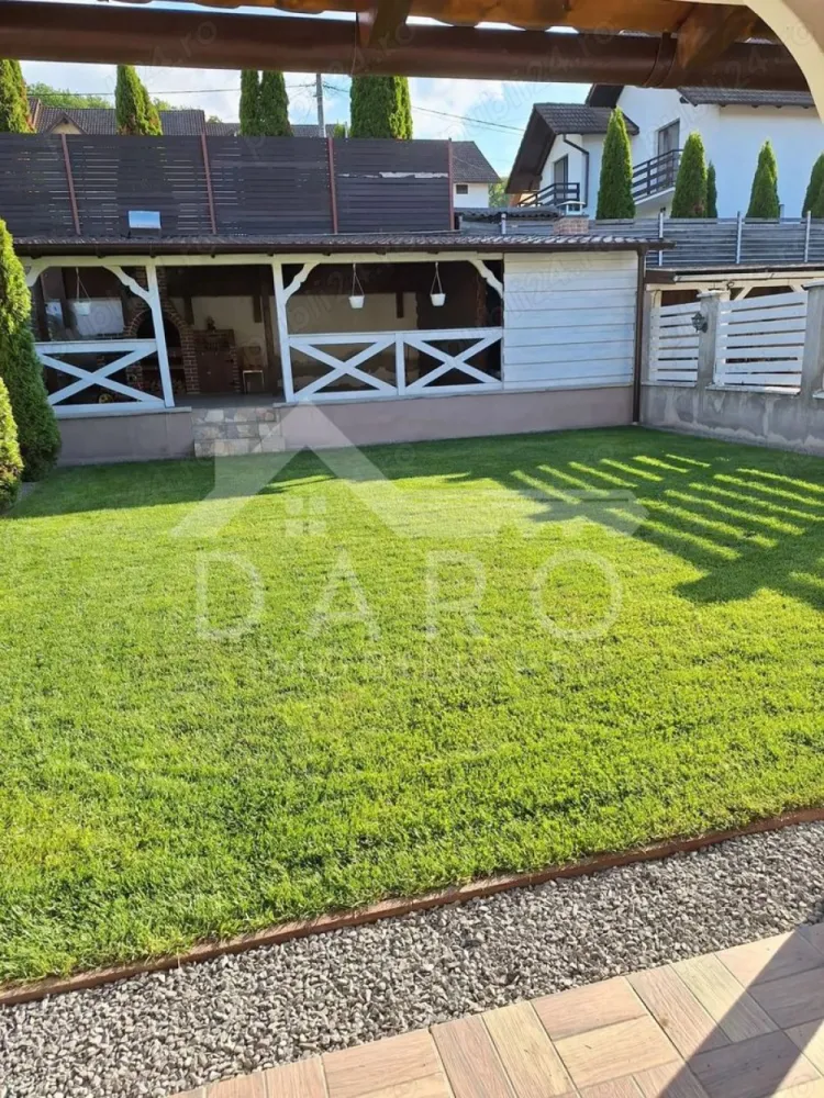 Casa de inchiriat in localitattea Corunca - 🏡 Casă de închiriat în Corunca | Confort, spațiu și liniște Oferim spre închiriere o casă situată în Corunca, într-o zonă liniștită și plăcută, ideală pentru o familie care își dorește confort, intimitate și spațiu generos. 📐 Suprafață utilă: 128 mp 🔹 Compartimentare: Parter: ✔ living spațios ✔ bucătărie complet mobilată și utilată ✔ baie ✔ cămară Etaj: ✔ 3 dormitoare ✔ baie mare 🏠 Casa este complet mobilată și utilată, pregătită pentru mutare imediată. 🌿 Exteriorul proprietății oferă: ✔ curte proprie ✔ terasă ✔ spațiu pentru grătar ✔ parcare pentru 2–3 mașini 💶 Preț chirie: 900 euro/lună 📞 Pentru detalii și programarea unei vizionări, sunați la: 0749 535 729 }}