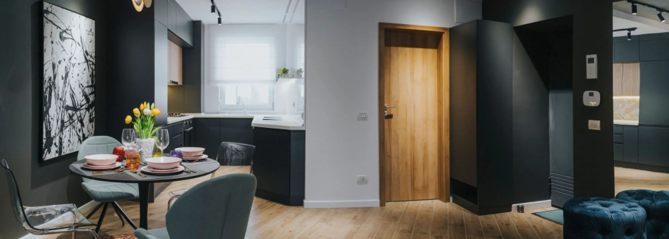 2 camere, ultracentral, Oradea. 185 000 E + TVA. Comision 0 - De vanzare: apartament 2 camere, ultracentral, Oradea. 185 000 E + TVA. Comision 0. Apartamentul este compus din 2 camere și logie, situat într-un bloc nou. Este complet finisat și utilat, cu încălzire în pardoseală asigurată de centrală individuală pe gaz, climatizare Daikin, rolete electrice din aluminiu, electrocasnice și alarmă antiefracție. Imobilul dispune de lift. Apartamentul se vinde doar cu achizitionare loc de parcare si boxa depozitare, costuri separate. Contact: 0751 254 234 - Flavius Bunoiu }}