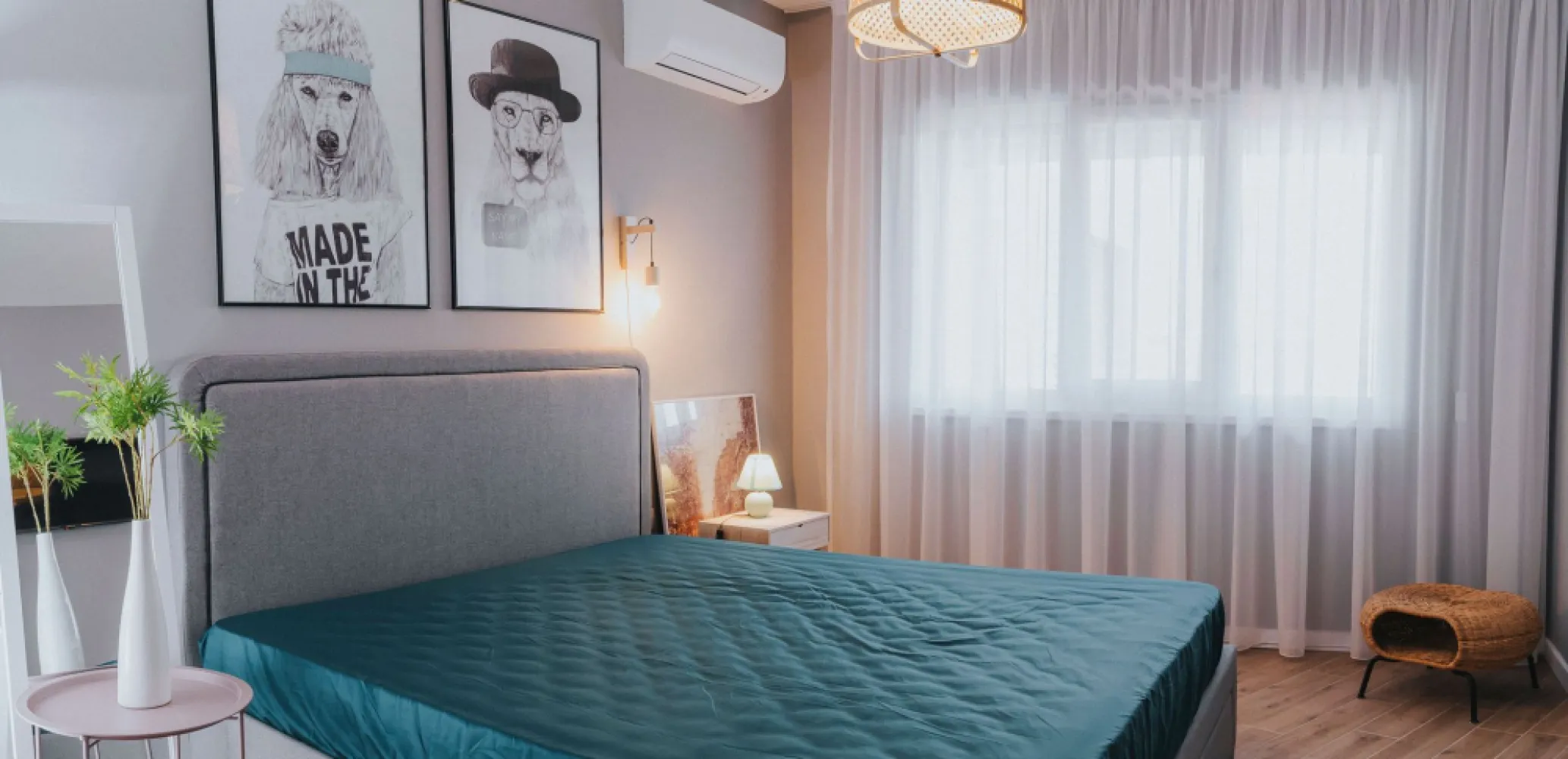 2 camere, ultracentral, Oradea. 185 000 E + TVA. Comision 0 - De vanzare: apartament 2 camere, ultracentral, Oradea. 185 000 E + TVA. Comision 0. Apartamentul este compus din 2 camere și logie, situat într-un bloc nou. Este complet finisat și utilat, cu încălzire în pardoseală asigurată de centrală individuală pe gaz, climatizare Daikin, rolete electrice din aluminiu, electrocasnice și alarmă antiefracție. Imobilul dispune de lift. Apartamentul se vinde doar cu achizitionare loc de parcare si boxa depozitare, costuri separate. Contact: 0751 254 234 - Flavius Bunoiu }}