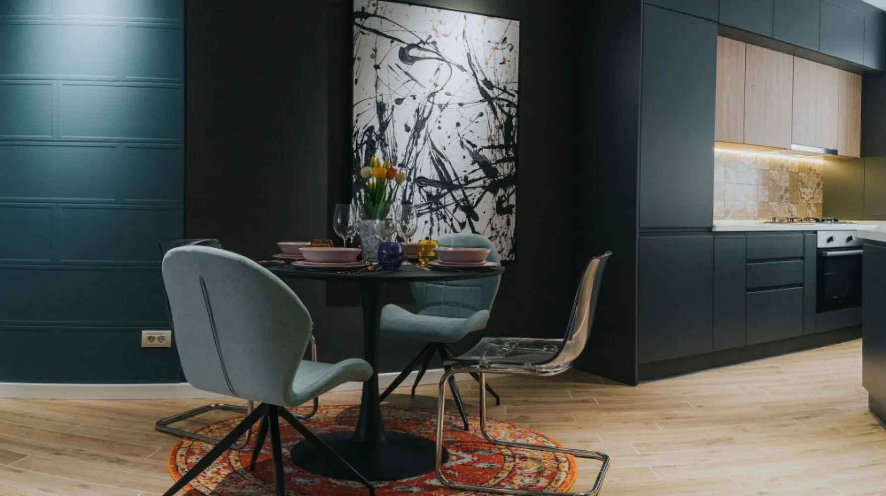 2 camere, ultracentral, Oradea. 185 000 E + TVA. Comision 0 - De vanzare: apartament 2 camere, ultracentral, Oradea. 185 000 E + TVA. Comision 0. Apartamentul este compus din 2 camere și logie, situat într-un bloc nou. Este complet finisat și utilat, cu încălzire în pardoseală asigurată de centrală individuală pe gaz, climatizare Daikin, rolete electrice din aluminiu, electrocasnice și alarmă antiefracție. Imobilul dispune de lift. Apartamentul se vinde doar cu achizitionare loc de parcare si boxa depozitare, costuri separate. Contact: 0751 254 234 - Flavius Bunoiu }}