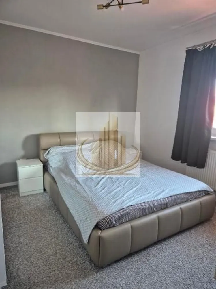 Duplex modern complet mobilat și utilat, curte amenajată - DUMBRAVITA - Grand Mobilis Imobiliare vă propune spre vânzare un duplex complet mobilat și utilat, situat într-o zonă liniștită din Dumbrăvița. Proprietatea dispune de un teren în suprafață de 324 mp și o suprafață utilă de 102 mp, fiind compartimentată eficient astfel: Parter: Living open space cu bucătărie Baie Cameră tehnică Etaj: 3 dormitoare Baie Construcția este realizată pe structură de beton, cu pereți din cărămidă, placă de beton între etaje și pod din lemn cu scară de acces. Izolația exterioară este realizată cu polistiren, iar podul este izolat cu vată de sticlă. Utilități: Gaz Curent electric Fibra optică Fosă septică (canalizarea disponibilă la poartă) Dotări și finisaje: Parchet la parter și etaj Gresie în băi și pe casa scării Bucătărie complet utilată: frigider, cuptor, plită, cuptor cu microunde, mașină de spălat vase, chiuvetă și baterie Living cu TV LED Samsung (146 cm) Centrală termică Ariston Aer condiționat LG Mașină de spălat rufe Candy cu uscător TV în dormitoare (108 cm) Rulouri la etaj Exterior: Terasă mobilată (masă + colțar) Anexă cu bucătărie de vară și spațiu de depozitare Masă multifuncțională (biliard / hochei / ping-pong) Sistem automat de irigație + foraj propriu Curte amenajată cu beton amprentat Pentru mai multe detalii sau programarea unei vizionări, echipa Grand Mobilis Imobiliare vă stă la dispoziție. ID Intern: CP3019892 }}