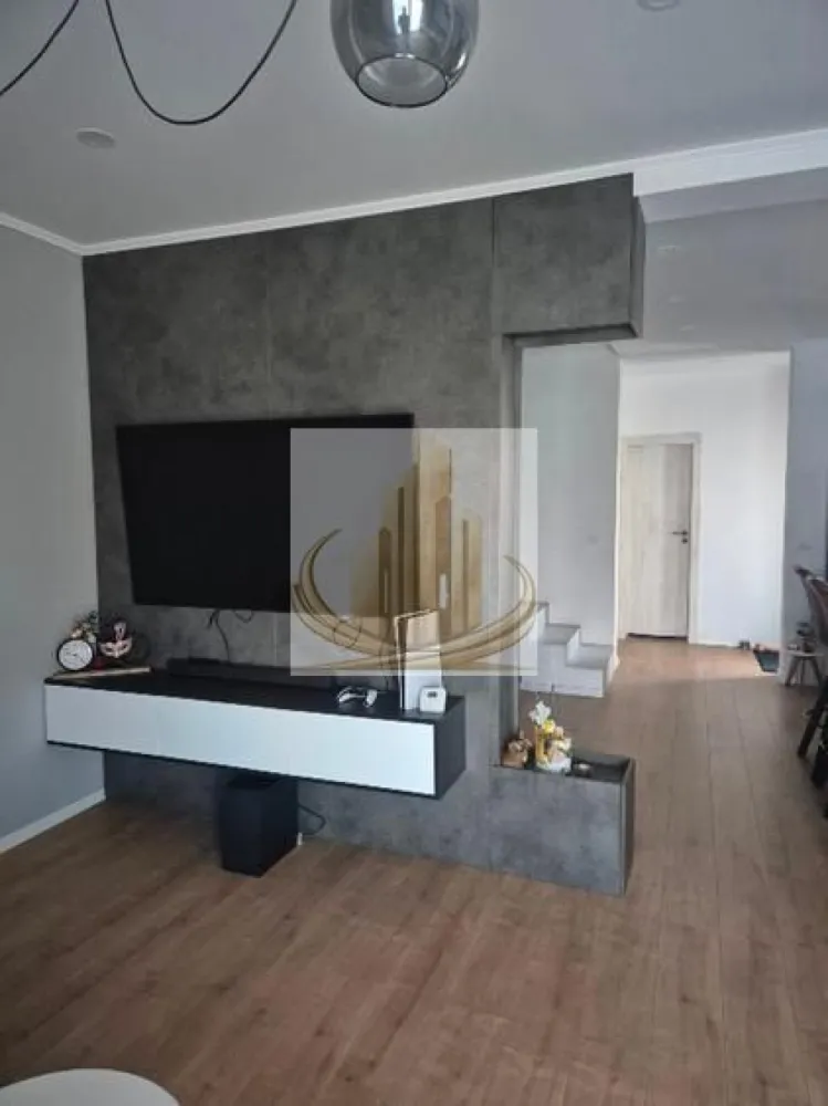 Duplex modern complet mobilat și utilat, curte amenajată - DUMBRAVITA - Grand Mobilis Imobiliare vă propune spre vânzare un duplex complet mobilat și utilat, situat într-o zonă liniștită din Dumbrăvița. Proprietatea dispune de un teren în suprafață de 324 mp și o suprafață utilă de 102 mp, fiind compartimentată eficient astfel: Parter: Living open space cu bucătărie Baie Cameră tehnică Etaj: 3 dormitoare Baie Construcția este realizată pe structură de beton, cu pereți din cărămidă, placă de beton între etaje și pod din lemn cu scară de acces. Izolația exterioară este realizată cu polistiren, iar podul este izolat cu vată de sticlă. Utilități: Gaz Curent electric Fibra optică Fosă septică (canalizarea disponibilă la poartă) Dotări și finisaje: Parchet la parter și etaj Gresie în băi și pe casa scării Bucătărie complet utilată: frigider, cuptor, plită, cuptor cu microunde, mașină de spălat vase, chiuvetă și baterie Living cu TV LED Samsung (146 cm) Centrală termică Ariston Aer condiționat LG Mașină de spălat rufe Candy cu uscător TV în dormitoare (108 cm) Rulouri la etaj Exterior: Terasă mobilată (masă + colțar) Anexă cu bucătărie de vară și spațiu de depozitare Masă multifuncțională (biliard / hochei / ping-pong) Sistem automat de irigație + foraj propriu Curte amenajată cu beton amprentat Pentru mai multe detalii sau programarea unei vizionări, echipa Grand Mobilis Imobiliare vă stă la dispoziție. ID Intern: CP3019892 }}