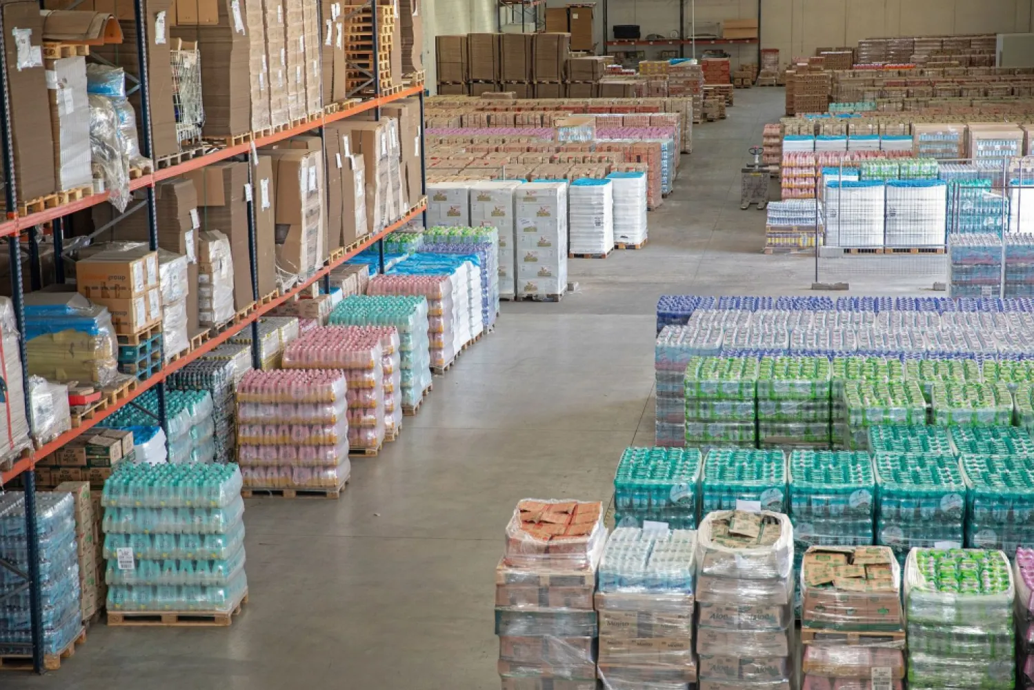 Spațiu logistic flexibil, 500-1 500 mp. Comision 0%. - Oportunitate de închiriere spațiu de depozitare și logistic în #Borș, #Oradea, #Bihor. 500 mp, 1 000 mp sau 1 500 mp. Pret: 4 Euro/mp (negociabil). Fără comision pentru chiriaș. Caracteristici: - Parțial încălzit - Rampe hidraulice - Facilități moderne, inclusiv băi și loc de luat masa pentru personal. - Pază 24/7, bariere acces. - Toate utilitățile și avizele disponibile. Oferim servicii logistice diverse la cerere: - Încărcare și descărcare - Picking - Pregătire marfă Contact: 0751 254 234 Flavius Bunoiu }}