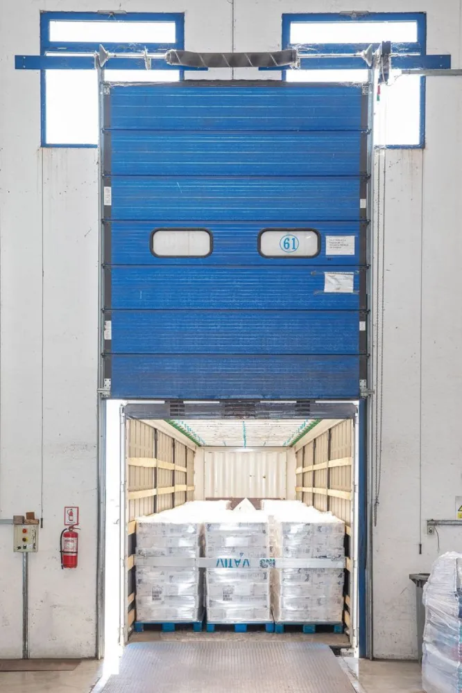 Spațiu logistic flexibil, 500-1 500 mp. Comision 0%. - Oportunitate de închiriere spațiu de depozitare și logistic în #Borș, #Oradea, #Bihor. 500 mp, 1 000 mp sau 1 500 mp. Pret: 4 Euro/mp (negociabil). Fără comision pentru chiriaș. Caracteristici: - Parțial încălzit - Rampe hidraulice - Facilități moderne, inclusiv băi și loc de luat masa pentru personal. - Pază 24/7, bariere acces. - Toate utilitățile și avizele disponibile. Oferim servicii logistice diverse la cerere: - Încărcare și descărcare - Picking - Pregătire marfă Contact: 0751 254 234 Flavius Bunoiu }}