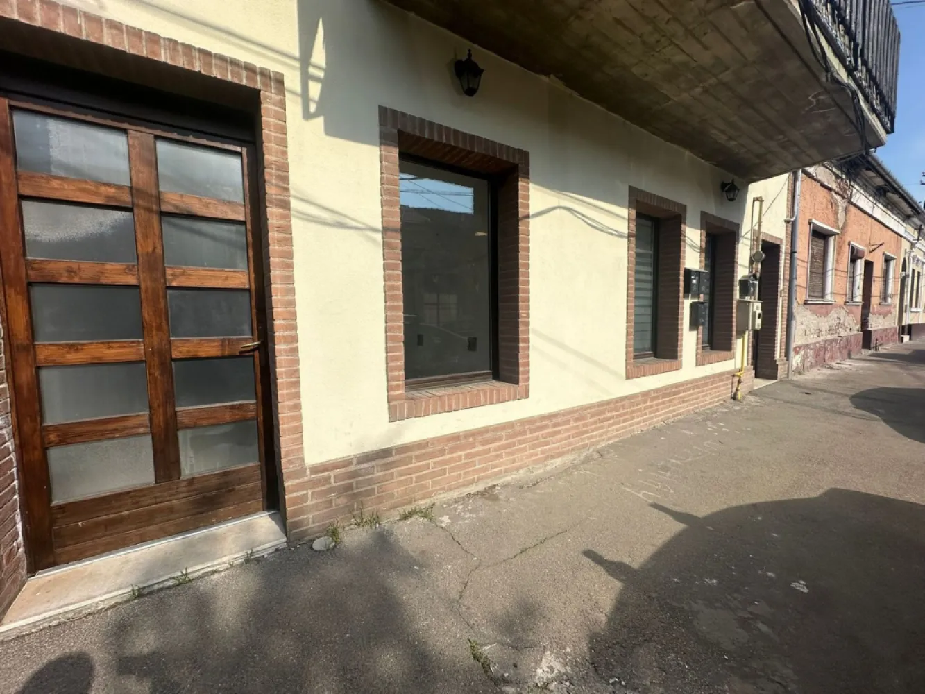 Spațiu pentru birouri, central, Oradea - De închiriat/ For Rent: spațiu comercial, #Oradea, central, suprafață utilă 76 mp (încăpere deschisă, 1 birou, 1 grup sanitar). Preț: 600 Euro/lună. Comision 0 Imobilul dispune de intrare direct din stradă, dar și de o a doua intrare din casa scării, fiind situat la parterul unei clădiri de tipul parter + 2 etaje. Dispune și de o ieșire pe o terasă mică interioară, aceasta putând fi folosită ca spațiu de depozitare sau loc de fumat. Spațiul este situat la 5 minute de centrul orașului, există locuri de parcare amenajate în fața spațiului. Contact: 0751 777 844 Madian Bosca }}