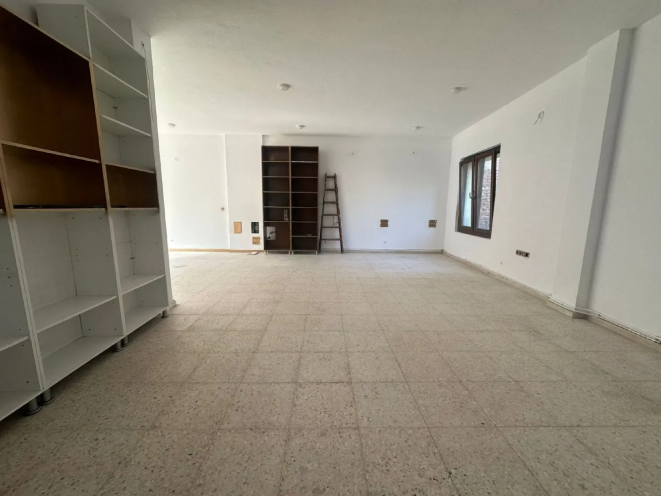 Spațiu pentru birouri, central, Oradea - De închiriat/ For Rent: spațiu comercial, #Oradea, central, suprafață utilă 76 mp (încăpere deschisă, 1 birou, 1 grup sanitar). Preț: 600 Euro/lună. Comision 0 Imobilul dispune de intrare direct din stradă, dar și de o a doua intrare din casa scării, fiind situat la parterul unei clădiri de tipul parter + 2 etaje. Dispune și de o ieșire pe o terasă mică interioară, aceasta putând fi folosită ca spațiu de depozitare sau loc de fumat. Spațiul este situat la 5 minute de centrul orașului, există locuri de parcare amenajate în fața spațiului. Contact: 0751 777 844 Madian Bosca }}