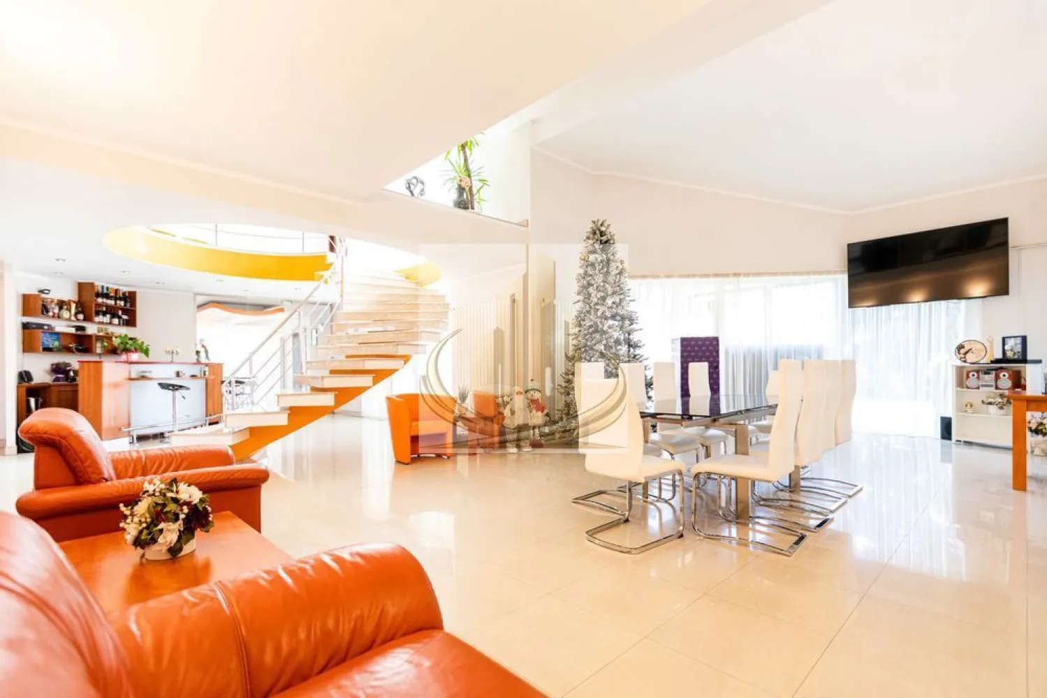 Vila Luxury în Dumbrăvița – Exclusivitate lângă pădure 980E/mp - VILĂ LUXURY DUMBRĂVIȚA – LÂNGĂ PĂDURE | 474 MP UTILI Proprietate rară pe piață, situată într-o zonă premium din Dumbrăvița, Strada Pluto, în imediata apropiere a lizierii pădurii. Detalii cheie: 474 mp utili | 586 mp construiți Teren 500 mp Regim de înălțime P+1 Construcție solidă: beton armat și cărămidă Porotherm An construcție: 2008 Compartimentare: Parter: Living generos Bucătărie Birou Dormitor cu baie proprie 2 grupuri sanitare Holuri și terase Etaj: 3 dormitoare spațioase, fiecare cu baie proprie Holuri Terase Avantaje: Zonă exclusivistă, liniștită Aproape de natură Toate utilitățile racordate Drum asfaltat Sistem de alarmă și supraveghere video Parcare privată Ideal pentru: Locuință de lux Familie Investiție Proprietățile de acest tip apar rar și se tranzacționează rapid. Pentru detalii și vizionare: Grand Mobilis Imobiliare ID Intern : CP3020006 }}