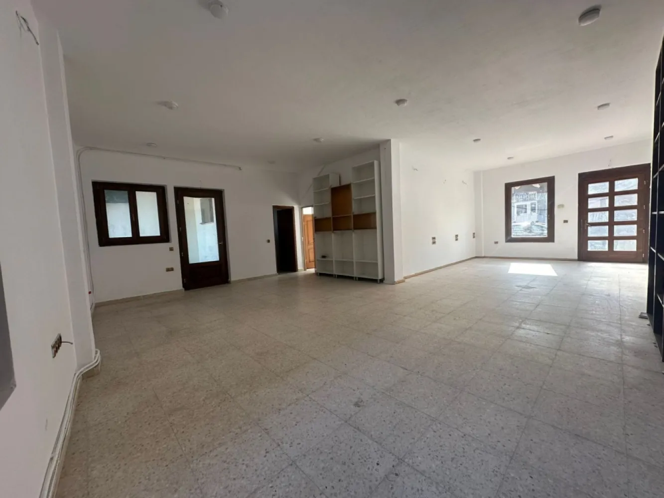 Spațiu pentru birouri, central, Oradea - De închiriat/ For Rent: spațiu comercial, #Oradea, central, suprafață utilă 76 mp (încăpere deschisă, 1 birou, 1 grup sanitar). Preț: 600 Euro/lună. Comision 0 Imobilul dispune de intrare direct din stradă, dar și de o a doua intrare din casa scării, fiind situat la parterul unei clădiri de tipul parter + 2 etaje. Dispune și de o ieșire pe o terasă mică interioară, aceasta putând fi folosită ca spațiu de depozitare sau loc de fumat. Spațiul este situat la 5 minute de centrul orașului, există locuri de parcare amenajate în fața spațiului. Contact: 0751 777 844 Madian Bosca }}