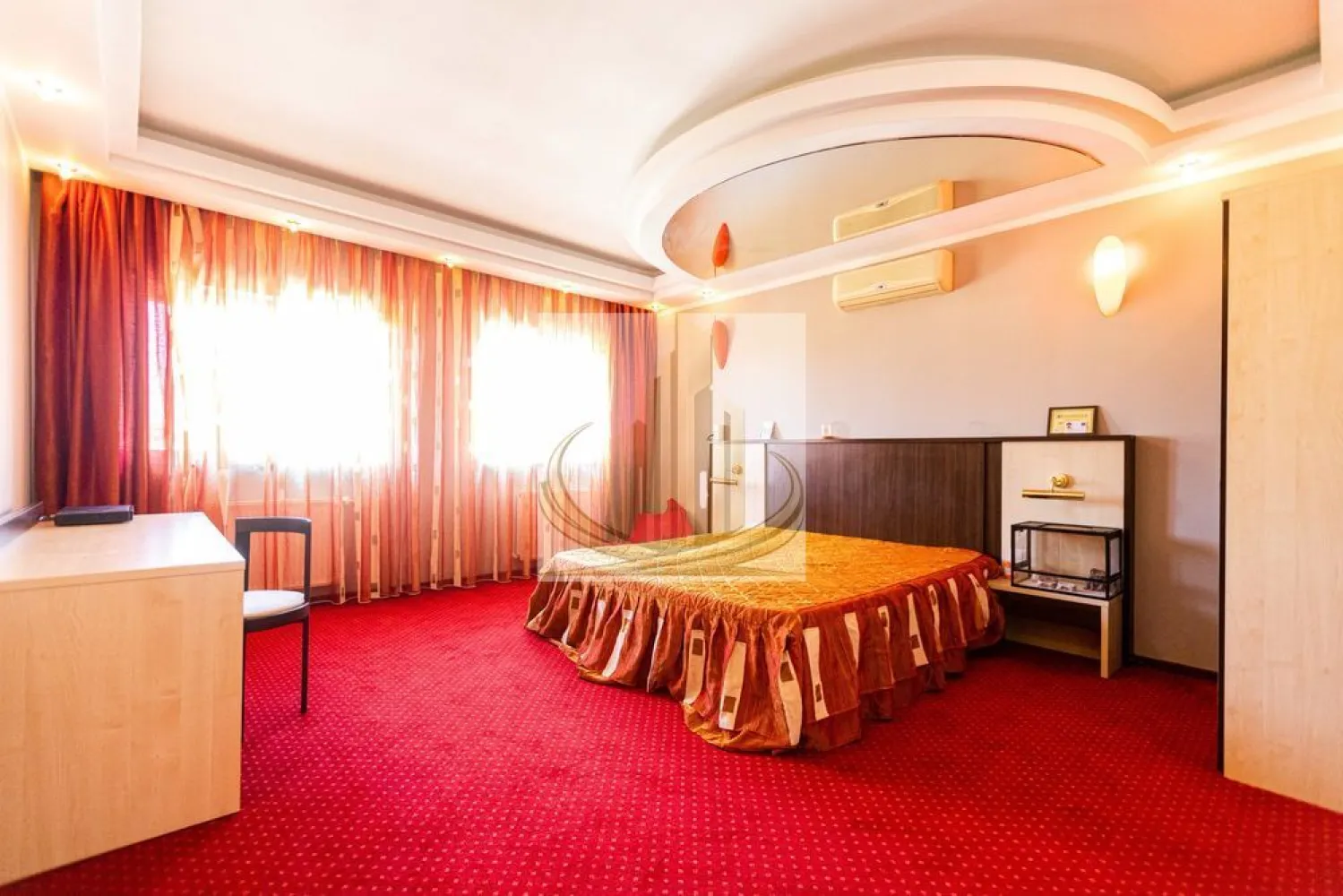 Vila Luxury în Dumbrăvița – Exclusivitate lângă pădure 980E/mp - VILĂ LUXURY DUMBRĂVIȚA – LÂNGĂ PĂDURE | 474 MP UTILI Proprietate rară pe piață, situată într-o zonă premium din Dumbrăvița, Strada Pluto, în imediata apropiere a lizierii pădurii. Detalii cheie: 474 mp utili | 586 mp construiți Teren 500 mp Regim de înălțime P+1 Construcție solidă: beton armat și cărămidă Porotherm An construcție: 2008 Compartimentare: Parter: Living generos Bucătărie Birou Dormitor cu baie proprie 2 grupuri sanitare Holuri și terase Etaj: 3 dormitoare spațioase, fiecare cu baie proprie Holuri Terase Avantaje: Zonă exclusivistă, liniștită Aproape de natură Toate utilitățile racordate Drum asfaltat Sistem de alarmă și supraveghere video Parcare privată Ideal pentru: Locuință de lux Familie Investiție Proprietățile de acest tip apar rar și se tranzacționează rapid. Pentru detalii și vizionare: Grand Mobilis Imobiliare ID Intern : CP3020006 }}