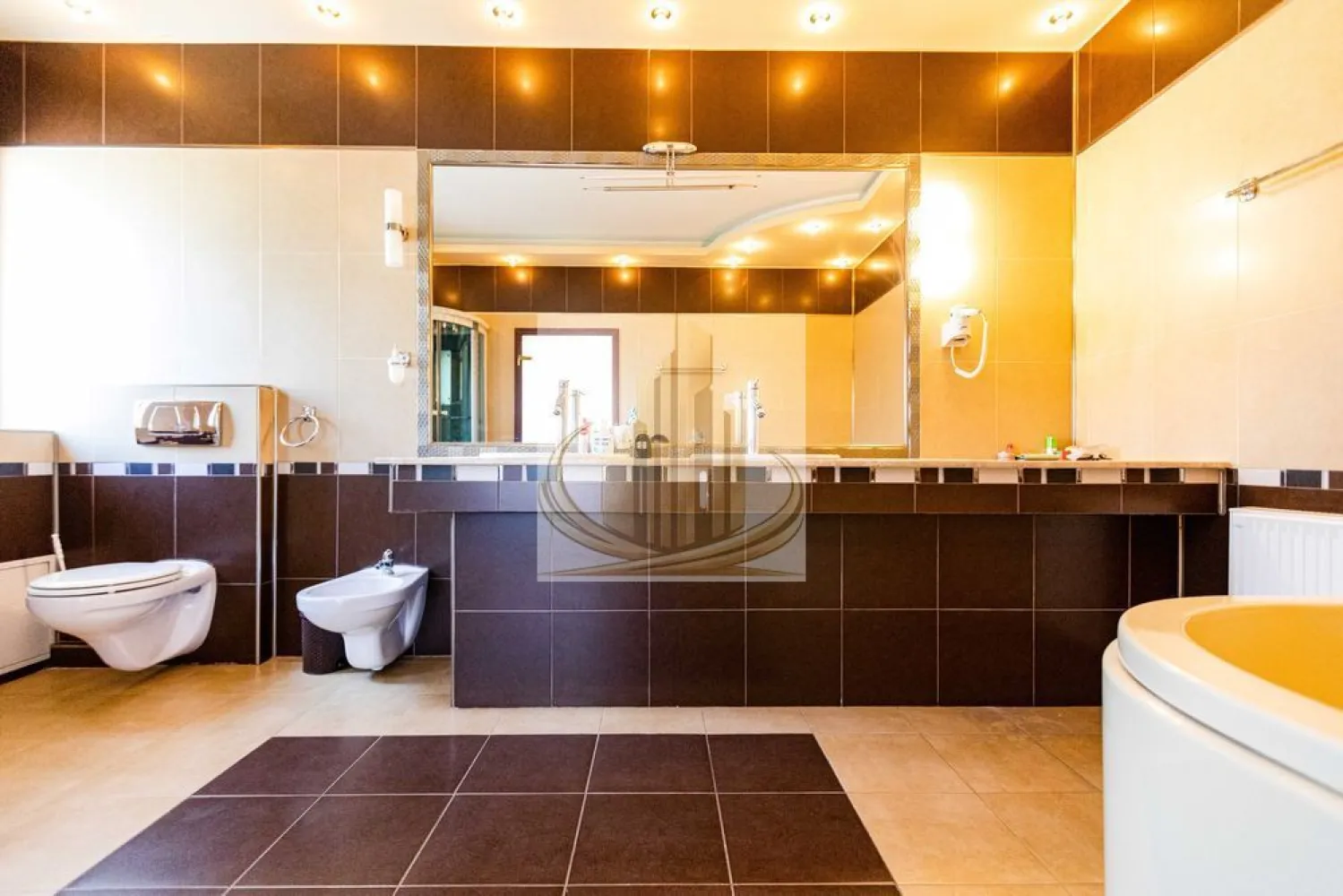 Vila Luxury în Dumbrăvița – Exclusivitate lângă pădure 980E/mp - VILĂ LUXURY DUMBRĂVIȚA – LÂNGĂ PĂDURE | 474 MP UTILI Proprietate rară pe piață, situată într-o zonă premium din Dumbrăvița, Strada Pluto, în imediata apropiere a lizierii pădurii. Detalii cheie: 474 mp utili | 586 mp construiți Teren 500 mp Regim de înălțime P+1 Construcție solidă: beton armat și cărămidă Porotherm An construcție: 2008 Compartimentare: Parter: Living generos Bucătărie Birou Dormitor cu baie proprie 2 grupuri sanitare Holuri și terase Etaj: 3 dormitoare spațioase, fiecare cu baie proprie Holuri Terase Avantaje: Zonă exclusivistă, liniștită Aproape de natură Toate utilitățile racordate Drum asfaltat Sistem de alarmă și supraveghere video Parcare privată Ideal pentru: Locuință de lux Familie Investiție Proprietățile de acest tip apar rar și se tranzacționează rapid. Pentru detalii și vizionare: Grand Mobilis Imobiliare ID Intern : CP3020006 }}