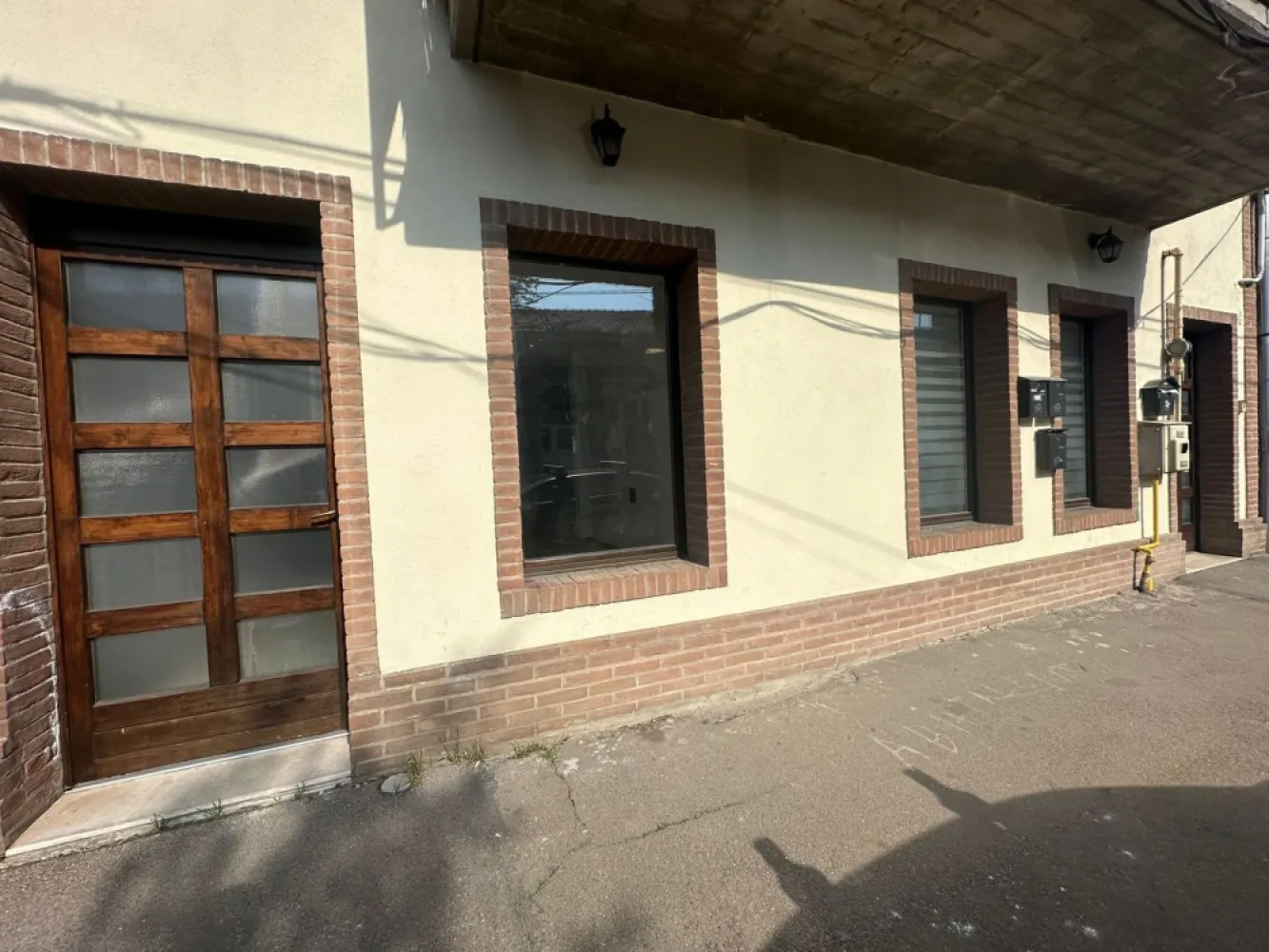 Spațiu pentru birouri, central, Oradea - De închiriat/ For Rent: spațiu comercial, #Oradea, central, suprafață utilă 76 mp (încăpere deschisă, 1 birou, 1 grup sanitar). Preț: 600 Euro/lună. Comision 0 Imobilul dispune de intrare direct din stradă, dar și de o a doua intrare din casa scării, fiind situat la parterul unei clădiri de tipul parter + 2 etaje. Dispune și de o ieșire pe o terasă mică interioară, aceasta putând fi folosită ca spațiu de depozitare sau loc de fumat. Spațiul este situat la 5 minute de centrul orașului, există locuri de parcare amenajate în fața spațiului. Contact: 0751 777 844 Madian Bosca }}
