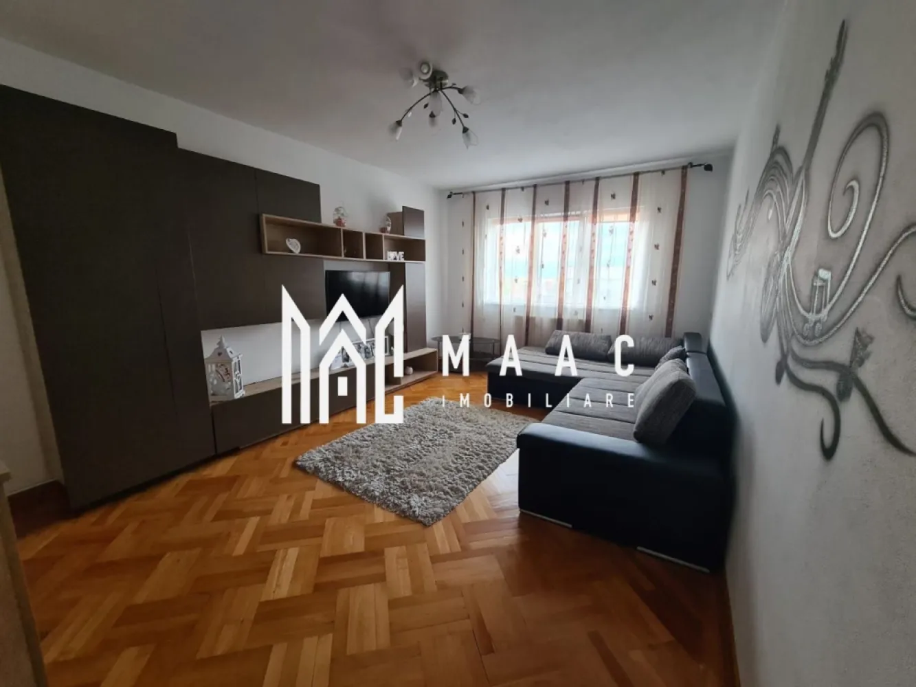 Apartament 2 camere | 56 MPU | Balcon | Calea Dumbrăvii - Apartament 2 camere de închiriat Sibiu – Calea Dumbrăvii – 56 mp – balcon MAAC Imobiliare vă propune spre închiriere un apartament cu 2 camere, situat în zona Calea Dumbrăvii din Sibiu, una dintre cele mai căutate locații din oraș. Detalii apartament Suprafață utilă: 56 mp 2 camere Balcon Compartimentare practică și spațioasă Dotări și avantaje Spațiu generos și luminos Apartament potrivit pentru locuire confortabilă Gata de mutare imediată Condiții închiriere Nu se acceptă animale de companie Avantaje locație Zonă premium – Calea Dumbrăvii Acces rapid către centru Aproape de Parcul Sub Arini Magazine, restaurante și transport public în apropiere Pentru detalii suplimentare, consultanță sau programarea unei vizionări, va rugăm să ne contactati specificand ID: CP3021695 }}
