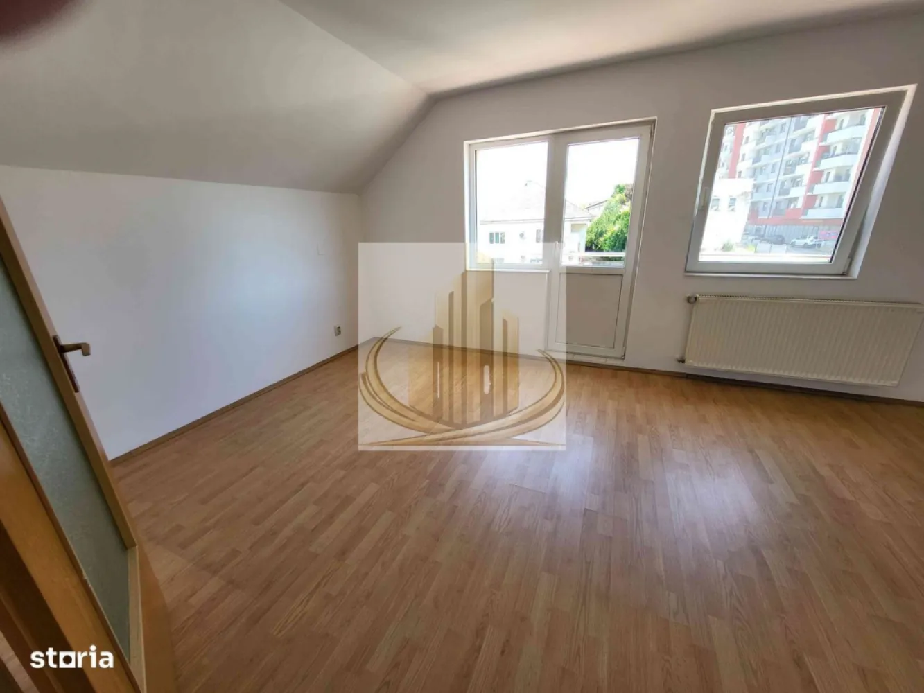 Casă spațioasă, versatilă – ideală pentru firmă sau locuință - Grand Mobilis Imobiliare vă propune spre închiriere o casă spațioasă și luminoasă, situată în zona Girocului, potrivită atât pentru desfășurarea activităților comerciale, cât și pentru locuință. Proprietatea este ideală pentru sediu de firmă, cabinet de avocatură, notar public, cabinet medical, salon de înfrumusețare sau alte activități similare, datorită compartimentării eficiente și accesului facil. Totodată, poate reprezenta o alegere excelentă pentru o familie care își dorește un spațiu generos și bine poziționat. Un avantaj major este faptul că imobilul se închiriază nemobilat, oferindu-vă libertatea de a-l amenaja exact după propriul stil și nevoi, fie că este vorba despre un spațiu profesional sau un cămin primitor. Detalii proprietate: Suprafață utilă: 200 mp 5 camere decomandate 2 băi Garaj și locuri de parcare disponibile Curte îngrijită Facilități zonă: Stație de autobuz vis-a-vis Benzinărie și supermarket în imediata apropiere Acces rapid către centrul orașului Proprietatea este disponibilă imediat și oferă un cadru ideal pentru dezvoltarea unei afaceri sau pentru amenajarea unei locuințe confortabile, adaptate propriului stil de viață. Pentru mai multe detalii sau programarea unei vizionări, echipa Grand Mobilis Imobiliare vă stă la dispoziție. ID intern: CP3021817 }}