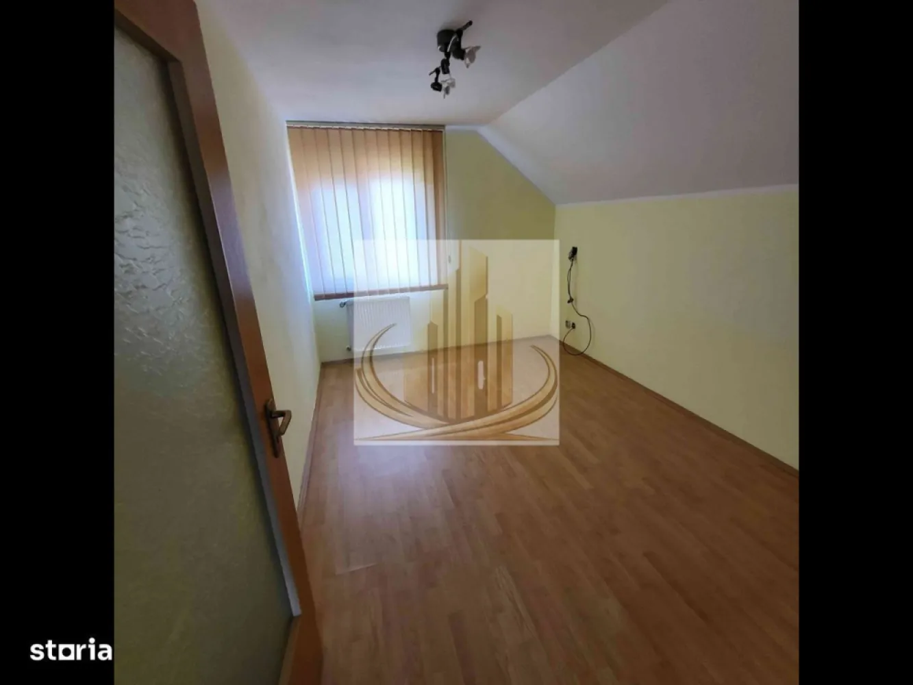 Casă spațioasă, versatilă – ideală pentru firmă sau locuință - Grand Mobilis Imobiliare vă propune spre închiriere o casă spațioasă și luminoasă, situată în zona Girocului, potrivită atât pentru desfășurarea activităților comerciale, cât și pentru locuință. Proprietatea este ideală pentru sediu de firmă, cabinet de avocatură, notar public, cabinet medical, salon de înfrumusețare sau alte activități similare, datorită compartimentării eficiente și accesului facil. Totodată, poate reprezenta o alegere excelentă pentru o familie care își dorește un spațiu generos și bine poziționat. Un avantaj major este faptul că imobilul se închiriază nemobilat, oferindu-vă libertatea de a-l amenaja exact după propriul stil și nevoi, fie că este vorba despre un spațiu profesional sau un cămin primitor. Detalii proprietate: Suprafață utilă: 200 mp 5 camere decomandate 2 băi Garaj și locuri de parcare disponibile Curte îngrijită Facilități zonă: Stație de autobuz vis-a-vis Benzinărie și supermarket în imediata apropiere Acces rapid către centrul orașului Proprietatea este disponibilă imediat și oferă un cadru ideal pentru dezvoltarea unei afaceri sau pentru amenajarea unei locuințe confortabile, adaptate propriului stil de viață. Pentru mai multe detalii sau programarea unei vizionări, echipa Grand Mobilis Imobiliare vă stă la dispoziție. ID intern: CP3021817 }}