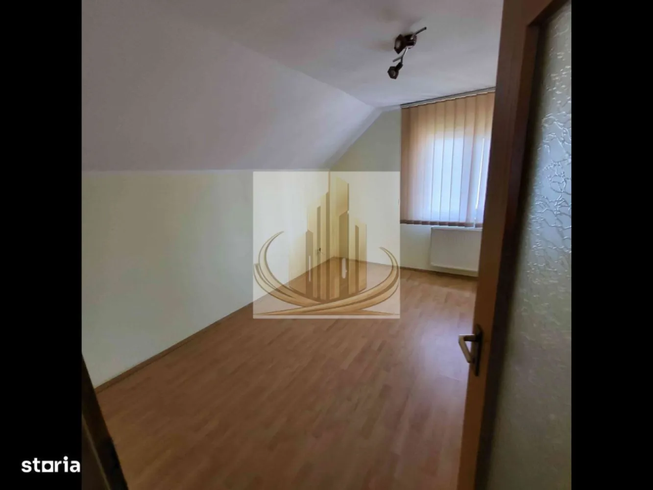 Casă spațioasă, versatilă – ideală pentru firmă sau locuință - Grand Mobilis Imobiliare vă propune spre închiriere o casă spațioasă și luminoasă, situată în zona Girocului, potrivită atât pentru desfășurarea activităților comerciale, cât și pentru locuință. Proprietatea este ideală pentru sediu de firmă, cabinet de avocatură, notar public, cabinet medical, salon de înfrumusețare sau alte activități similare, datorită compartimentării eficiente și accesului facil. Totodată, poate reprezenta o alegere excelentă pentru o familie care își dorește un spațiu generos și bine poziționat. Un avantaj major este faptul că imobilul se închiriază nemobilat, oferindu-vă libertatea de a-l amenaja exact după propriul stil și nevoi, fie că este vorba despre un spațiu profesional sau un cămin primitor. Detalii proprietate: Suprafață utilă: 200 mp 5 camere decomandate 2 băi Garaj și locuri de parcare disponibile Curte îngrijită Facilități zonă: Stație de autobuz vis-a-vis Benzinărie și supermarket în imediata apropiere Acces rapid către centrul orașului Proprietatea este disponibilă imediat și oferă un cadru ideal pentru dezvoltarea unei afaceri sau pentru amenajarea unei locuințe confortabile, adaptate propriului stil de viață. Pentru mai multe detalii sau programarea unei vizionări, echipa Grand Mobilis Imobiliare vă stă la dispoziție. ID intern: CP3021817 }}