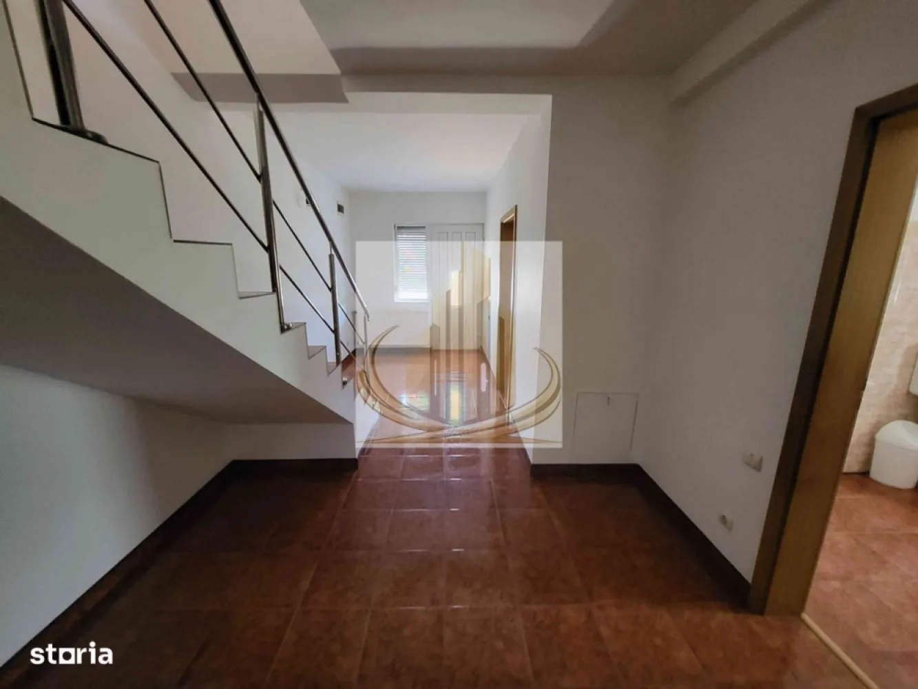 Casă spațioasă, versatilă – ideală pentru firmă sau locuință - Grand Mobilis Imobiliare vă propune spre închiriere o casă spațioasă și luminoasă, situată în zona Girocului, potrivită atât pentru desfășurarea activităților comerciale, cât și pentru locuință. Proprietatea este ideală pentru sediu de firmă, cabinet de avocatură, notar public, cabinet medical, salon de înfrumusețare sau alte activități similare, datorită compartimentării eficiente și accesului facil. Totodată, poate reprezenta o alegere excelentă pentru o familie care își dorește un spațiu generos și bine poziționat. Un avantaj major este faptul că imobilul se închiriază nemobilat, oferindu-vă libertatea de a-l amenaja exact după propriul stil și nevoi, fie că este vorba despre un spațiu profesional sau un cămin primitor. Detalii proprietate: Suprafață utilă: 200 mp 5 camere decomandate 2 băi Garaj și locuri de parcare disponibile Curte îngrijită Facilități zonă: Stație de autobuz vis-a-vis Benzinărie și supermarket în imediata apropiere Acces rapid către centrul orașului Proprietatea este disponibilă imediat și oferă un cadru ideal pentru dezvoltarea unei afaceri sau pentru amenajarea unei locuințe confortabile, adaptate propriului stil de viață. Pentru mai multe detalii sau programarea unei vizionări, echipa Grand Mobilis Imobiliare vă stă la dispoziție. ID intern: CP3021817 }}