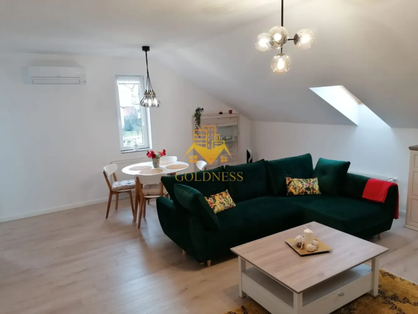 2 camere, Cartierul Europa, Eugen Ionesco, Calea Turzii, Profi - GOLDNESS Imobiliare vă propune spre închiriere un apartament cu 2 camere complet mobilat și utilat, la Mansarda într-o vila compusă din D+P+1+M, în cartierul Europa. Dispune de loc de parcare! Se află în apropierea stațiilor de transport în comun, magazine, restaurante, spații verzi, farmacii, etc. Apartamentul este compartimentat astfel: - dormitor cu pat matrimonial, dressing, noptiere - living cu canapea extensibilă - bucătărie complet utilată și mobilată, loc de servit masa - baie cu dus walkin, calorifer port prosop și dulap pentru depozitare. - terasa de 20mp. Imobilul este dotat cu toate cele necesare- centrală imobil cu contor separat, frigider, aragaz, hotă, mașină de spălat haine, mașina de spălat vase, etc. Dacă sunteți interesați de acest apartament și doriți să îl vizionați, dar și pentru alte oferte nu ezitați să ne contactați telefonic sau prin e-mail. Vă stăm la dispoziție! Pentru intermediere se percepe un comision de 50% din prețul chiriei! }}