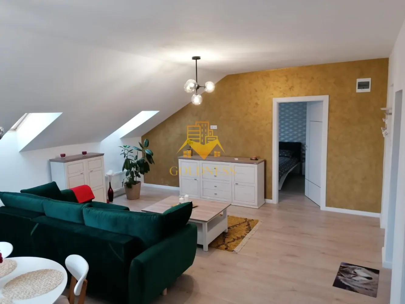 2 camere, Cartierul Europa, Eugen Ionesco, Calea Turzii, Profi - GOLDNESS Imobiliare vă propune spre închiriere un apartament cu 2 camere complet mobilat și utilat, la Mansarda într-o vila compusă din D+P+1+M, în cartierul Europa. Dispune de loc de parcare! Se află în apropierea stațiilor de transport în comun, magazine, restaurante, spații verzi, farmacii, etc. Apartamentul este compartimentat astfel: - dormitor cu pat matrimonial, dressing, noptiere - living cu canapea extensibilă - bucătărie complet utilată și mobilată, loc de servit masa - baie cu dus walkin, calorifer port prosop și dulap pentru depozitare. - terasa de 20mp. Imobilul este dotat cu toate cele necesare- centrală imobil cu contor separat, frigider, aragaz, hotă, mașină de spălat haine, mașina de spălat vase, etc. Dacă sunteți interesați de acest apartament și doriți să îl vizionați, dar și pentru alte oferte nu ezitați să ne contactați telefonic sau prin e-mail. Vă stăm la dispoziție! Pentru intermediere se percepe un comision de 50% din prețul chiriei! }}