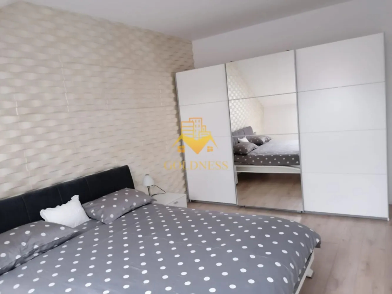 2 camere, Cartierul Europa, Eugen Ionesco, Calea Turzii, Profi - GOLDNESS Imobiliare vă propune spre închiriere un apartament cu 2 camere complet mobilat și utilat, la Mansarda într-o vila compusă din D+P+1+M, în cartierul Europa. Dispune de loc de parcare! Se află în apropierea stațiilor de transport în comun, magazine, restaurante, spații verzi, farmacii, etc. Apartamentul este compartimentat astfel: - dormitor cu pat matrimonial, dressing, noptiere - living cu canapea extensibilă - bucătărie complet utilată și mobilată, loc de servit masa - baie cu dus walkin, calorifer port prosop și dulap pentru depozitare. - terasa de 20mp. Imobilul este dotat cu toate cele necesare- centrală imobil cu contor separat, frigider, aragaz, hotă, mașină de spălat haine, mașina de spălat vase, etc. Dacă sunteți interesați de acest apartament și doriți să îl vizionați, dar și pentru alte oferte nu ezitați să ne contactați telefonic sau prin e-mail. Vă stăm la dispoziție! Pentru intermediere se percepe un comision de 50% din prețul chiriei! }}
