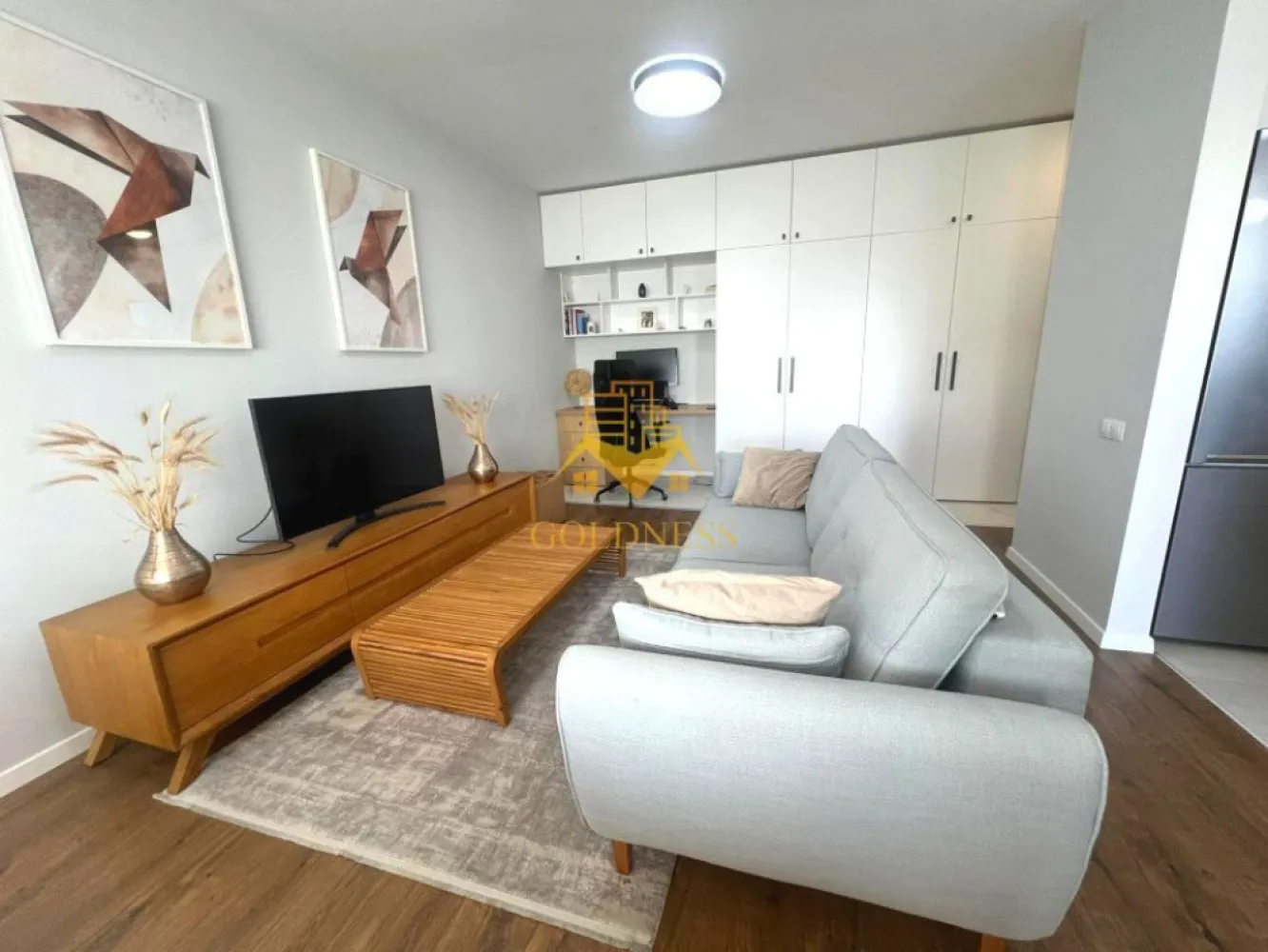 2 camere, modern, Parcare subterana, bloc nou, Zona Garii, Dedeman - GOLDNESS Imobiliare vă propune spre închiriere un apartament cu 2 camere open space complet mobilat și utilat, la etajul 6 într-un imobil de 6 etaje, în zona Semicentrala. Dispune de loc de parcare subterana cu 50 Euro/ luna! Se află în apropierea stațiilor de transport în comun, magazine, restaurante, spații verzi, farmacii, etc. Apartamentul este compartimentat astfel: - dormitor cu pat matrimonial, dressing, noptiere - living cu bucatarie open space complet utilată, canapea, loc de servit masa - baie cu cabina de dus, calorifer port prosop și dulap pentru depozitare. - terasa de 10 mp. Imobilul este dotat cu toate cele necesare- centrală proprie, mașină de spălat haine,aer conditionar, frigider, plită electrică, hotă, etc. Dacă sunteți interesați de acest apartament și doriți să îl vizionați, dar și pentru alte oferte nu ezitați să ne contactați telefonic sau prin e-mail. Vă stăm la dispoziție! Pentru intermediere se percepe un comision de 50% din prețul chiriei! }}