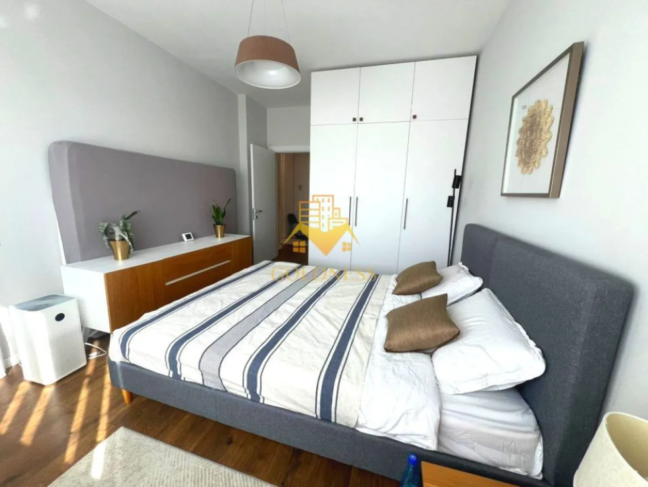 2 camere, modern, Parcare subterana, bloc nou, Zona Garii, Dedeman - GOLDNESS Imobiliare vă propune spre închiriere un apartament cu 2 camere open space complet mobilat și utilat, la etajul 6 într-un imobil de 6 etaje, în zona Semicentrala. Dispune de loc de parcare subterana cu 50 Euro/ luna! Se află în apropierea stațiilor de transport în comun, magazine, restaurante, spații verzi, farmacii, etc. Apartamentul este compartimentat astfel: - dormitor cu pat matrimonial, dressing, noptiere - living cu bucatarie open space complet utilată, canapea, loc de servit masa - baie cu cabina de dus, calorifer port prosop și dulap pentru depozitare. - terasa de 10 mp. Imobilul este dotat cu toate cele necesare- centrală proprie, mașină de spălat haine,aer conditionar, frigider, plită electrică, hotă, etc. Dacă sunteți interesați de acest apartament și doriți să îl vizionați, dar și pentru alte oferte nu ezitați să ne contactați telefonic sau prin e-mail. Vă stăm la dispoziție! Pentru intermediere se percepe un comision de 50% din prețul chiriei! }}