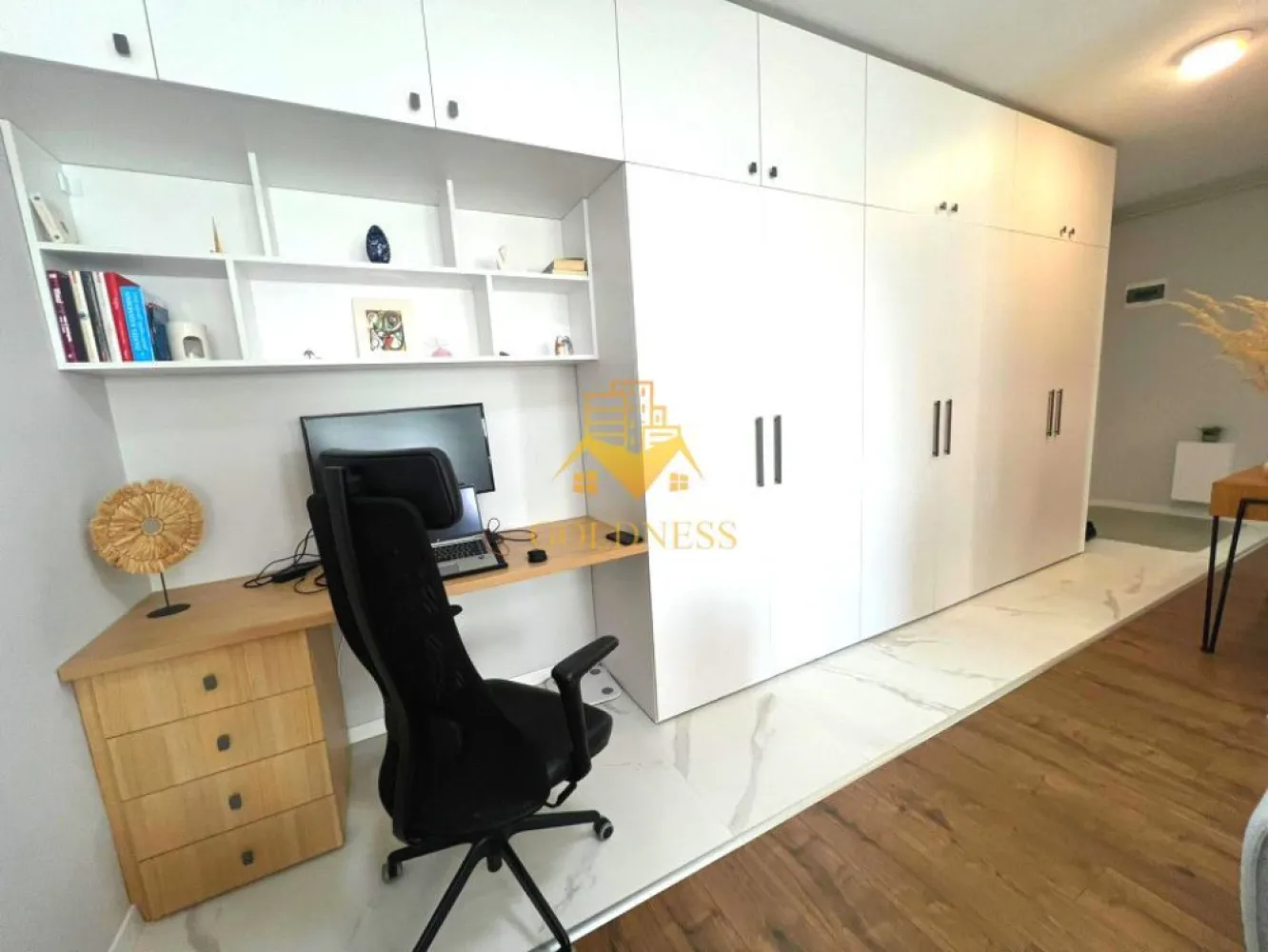 2 camere, modern, Parcare subterana, bloc nou, Zona Garii, Dedeman - GOLDNESS Imobiliare vă propune spre închiriere un apartament cu 2 camere open space complet mobilat și utilat, la etajul 6 într-un imobil de 6 etaje, în zona Semicentrala. Dispune de loc de parcare subterana cu 50 Euro/ luna! Se află în apropierea stațiilor de transport în comun, magazine, restaurante, spații verzi, farmacii, etc. Apartamentul este compartimentat astfel: - dormitor cu pat matrimonial, dressing, noptiere - living cu bucatarie open space complet utilată, canapea, loc de servit masa - baie cu cabina de dus, calorifer port prosop și dulap pentru depozitare. - terasa de 10 mp. Imobilul este dotat cu toate cele necesare- centrală proprie, mașină de spălat haine,aer conditionar, frigider, plită electrică, hotă, etc. Dacă sunteți interesați de acest apartament și doriți să îl vizionați, dar și pentru alte oferte nu ezitați să ne contactați telefonic sau prin e-mail. Vă stăm la dispoziție! Pentru intermediere se percepe un comision de 50% din prețul chiriei! }}