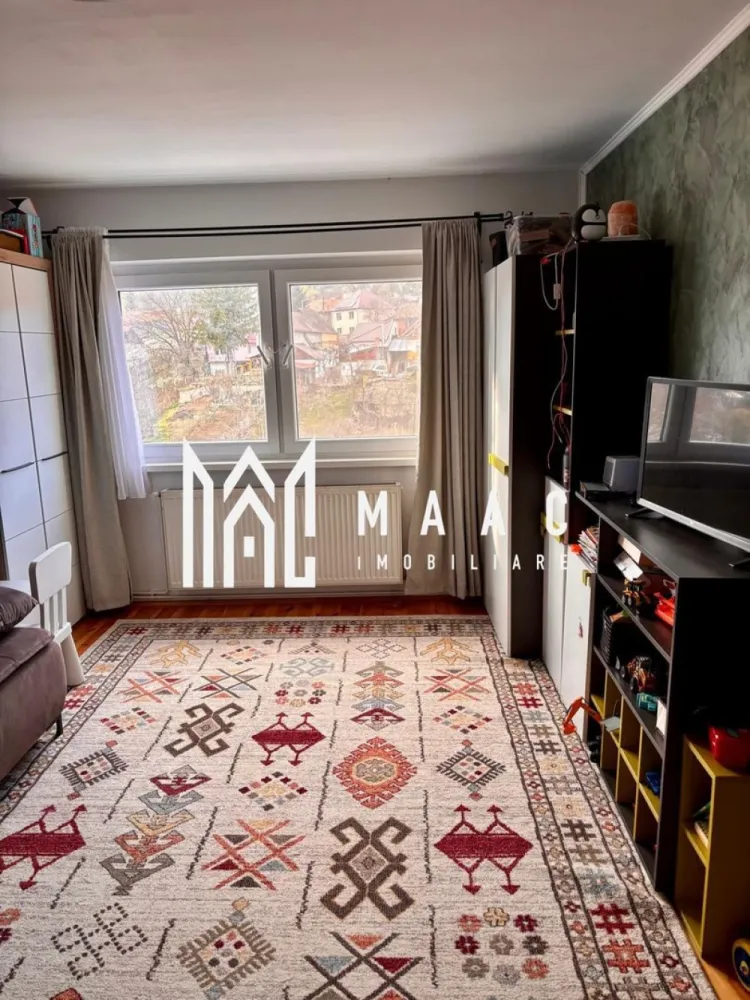 Apartament 2 camere | Decomandat | 51 MP | Balcon | Cisnadie - MAAC Imobiliare vă prezintă spre vânzare un apartament cu 2 camere, situat la etajul 4 din 4, cu pod deasupra, în Cisnadie. Caracteristici: Apartament decomandat. Suprafață utilă de 51,2 mp. Balcon deschis de aproximativ 5 mp. Situat la etajul 4, cu pod deasupra. Construcție din anul 1990. Locuință renovată recent. Compartimentare: Hol de acces. Living. Dormitor. Bucătărie separată cu ieșire în balcon. Baie cu cadă. Dotări și îmbunătățiri: Centrală termică nouă. Instalații electrice și sanitare schimbate. Geamuri termopan noi. Mobilare și utilare: Apartamentul se vinde complet mobilat și utilat, fiind pregătit pentru mutare imediată. Avantaje proprietate: Compartimentare eficientă și spațiu bine organizat. Renovat complet, fără necesitatea unor investiții suplimentare. Avantaje locație: Aproape de magazine, școli, mijloace de transport și alte facilități. Pentru mai multe detalii precizati telefonic ca ati vazut anuntul cu ID: CP3019250 }}