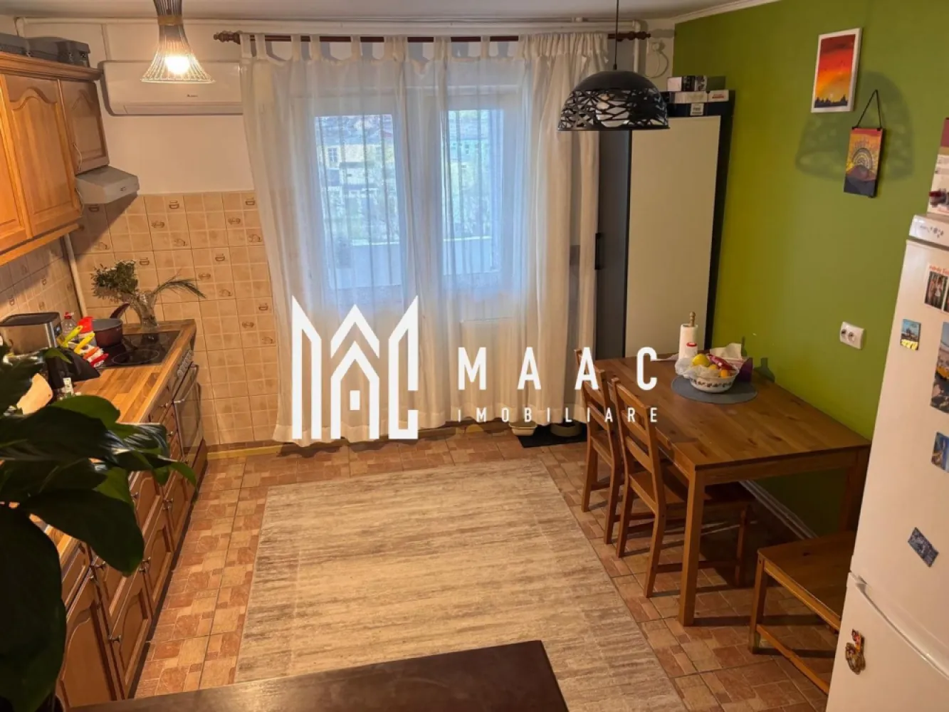 Apartament 2 camere | Decomandat | 51 MP | Balcon | Cisnadie - MAAC Imobiliare vă prezintă spre vânzare un apartament cu 2 camere, situat la etajul 4 din 4, cu pod deasupra, în Cisnadie. Caracteristici: Apartament decomandat. Suprafață utilă de 51,2 mp. Balcon deschis de aproximativ 5 mp. Situat la etajul 4, cu pod deasupra. Construcție din anul 1990. Locuință renovată recent. Compartimentare: Hol de acces. Living. Dormitor. Bucătărie separată cu ieșire în balcon. Baie cu cadă. Dotări și îmbunătățiri: Centrală termică nouă. Instalații electrice și sanitare schimbate. Geamuri termopan noi. Mobilare și utilare: Apartamentul se vinde complet mobilat și utilat, fiind pregătit pentru mutare imediată. Avantaje proprietate: Compartimentare eficientă și spațiu bine organizat. Renovat complet, fără necesitatea unor investiții suplimentare. Avantaje locație: Aproape de magazine, școli, mijloace de transport și alte facilități. Pentru mai multe detalii precizati telefonic ca ati vazut anuntul cu ID: CP3019250 }}