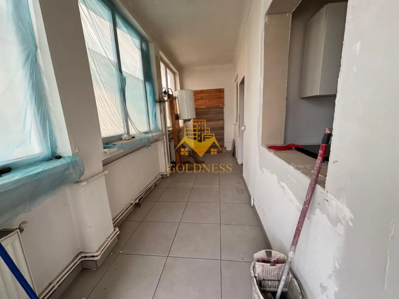 Casă de închiriat, 120 mpu, Rodnei, Someșeni, Aurel Vlaicu, Traian V. - GOLDNESS Imobiliare vă propune spre închiriere o casă cu 4 camere care se pot inchiria împreună sau separat, pe strada Rodnei. Dispune de loc de parcare! Se află în apropierea stațiilor de transport în comun, magazine, restaurante, spații verzi, farmacii, etc. Se pliază pentru o afacere, ex; spălătorie/ curățătoorie, Internet Cafe, birou. Proprietarul acceptă muncitori, livratori, alte naționalități. Dacă sunteți interesați de acest apartament și doriți să îl vizionați, dar și pentru alte oferte nu ezitați să ne contactați telefonic sau prin e-mail. Vă stăm la dispoziție! Pentru intermediere se percepe un comision de 50% din prețul chiriei! }}