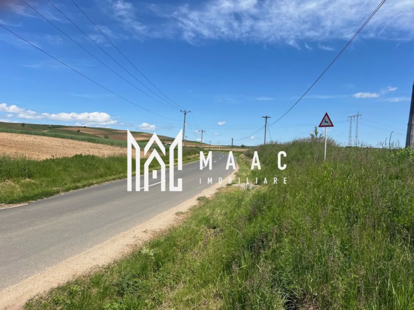 TEREN I 45200 MP - MAAC Imobiliare ofera spre vanzare teren extravilan, situat la 10 minute fata de Sibiu. Terenul detine certificat de urbanism cu urmatorii indici urbanistici: POT 35%, CUT: 0,7 Terenul beneficiaza de toate utiitatile (gaz, curent, apa si canal) Deschidere la strada asfaltata de 300 ml, iar la strada neasfaltata de 150 ml. Terenul pentru construire necesita aviz de oportunitate pentru PUZ Oportunitate de constructii hale industriale sau case de tip duplex si unifamiliale P+E. Pentru mai multe detalii sau vizionare specificati telefonic CP3020824 }}