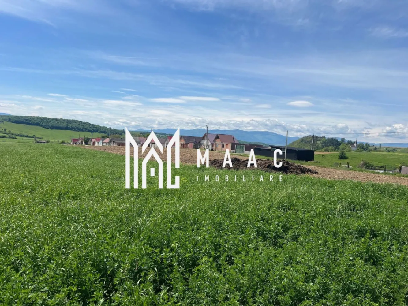 TEREN I 45200 MP - MAAC Imobiliare ofera spre vanzare teren extravilan, situat la 10 minute fata de Sibiu. Terenul detine certificat de urbanism cu urmatorii indici urbanistici: POT 35%, CUT: 0,7 Terenul beneficiaza de toate utiitatile (gaz, curent, apa si canal) Deschidere la strada asfaltata de 300 ml, iar la strada neasfaltata de 150 ml. Terenul pentru construire necesita aviz de oportunitate pentru PUZ Oportunitate de constructii hale industriale sau case de tip duplex si unifamiliale P+E. Pentru mai multe detalii sau vizionare specificati telefonic CP3020824 }}